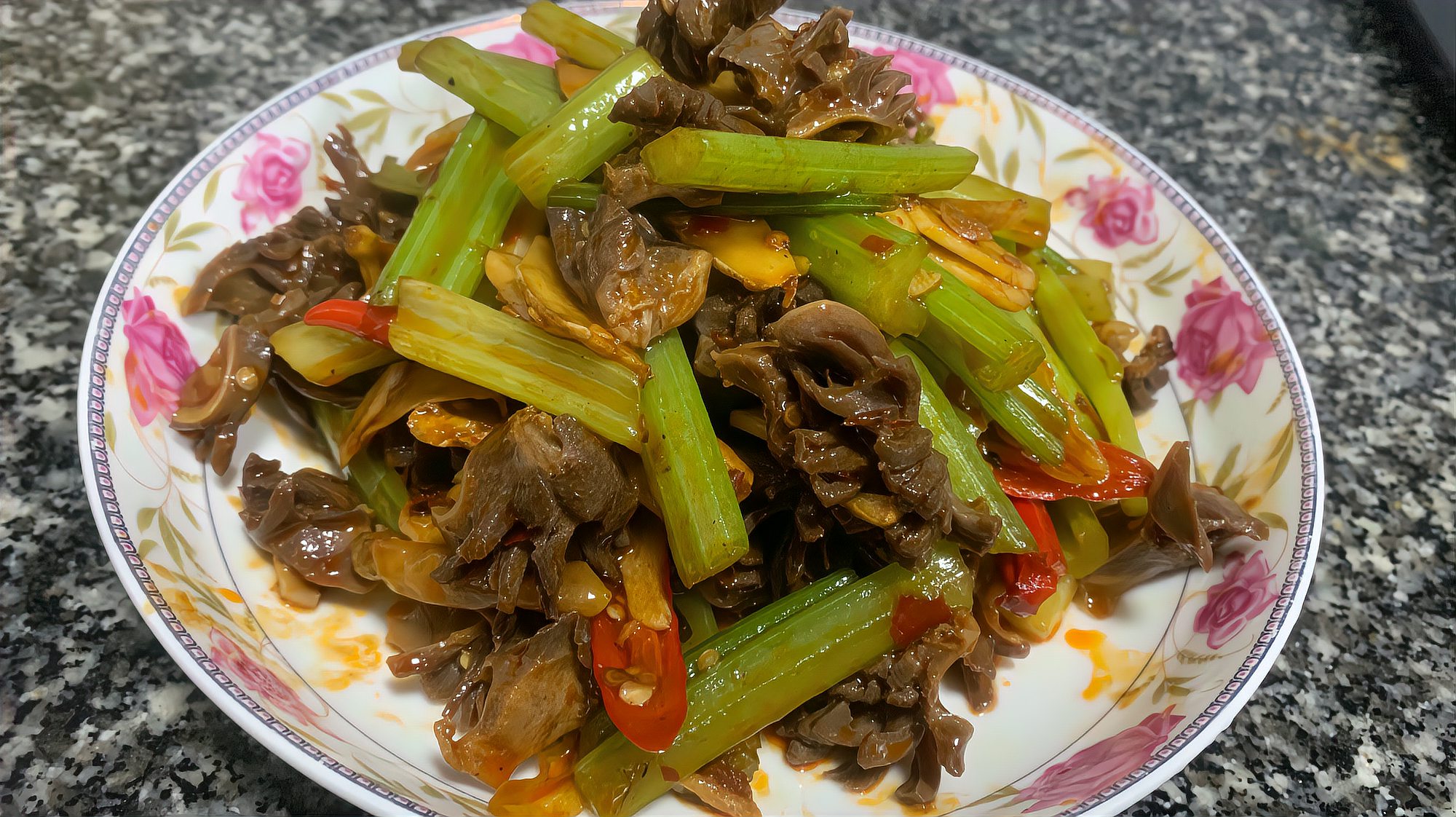 爆炒鴨胗的家常做法,製作簡單,開胃下飯,安逸得很!