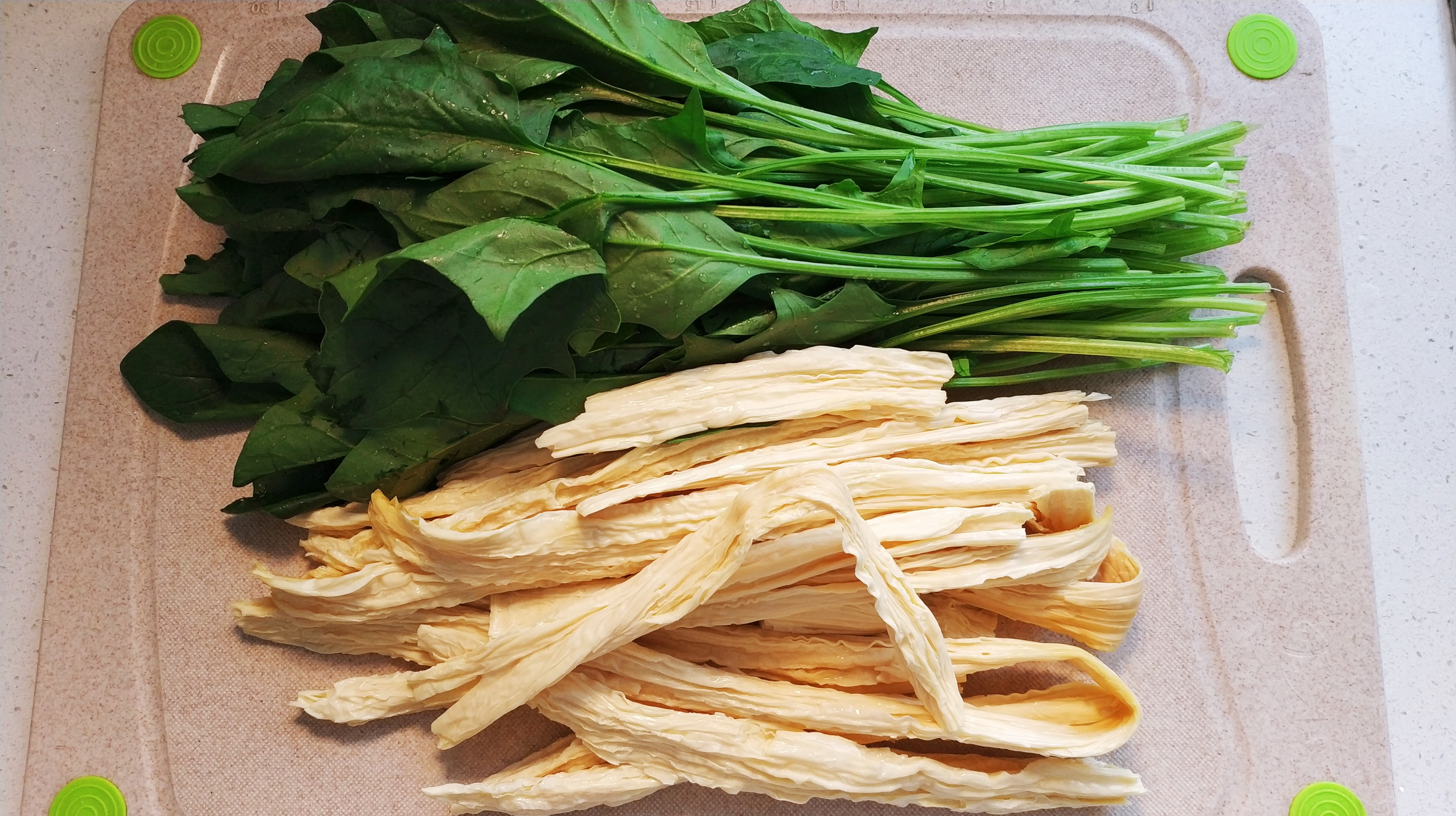 夏日吃素有益健康,试试菠菜和腐竹这样做,大人小孩都喜欢