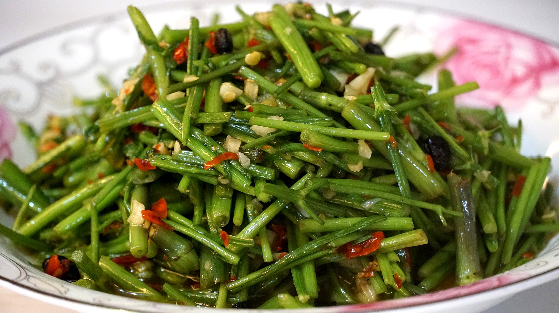 摘来一把野生水芹菜,加入豆豉辣椒蒜末一炒,野菜就是又香好吃