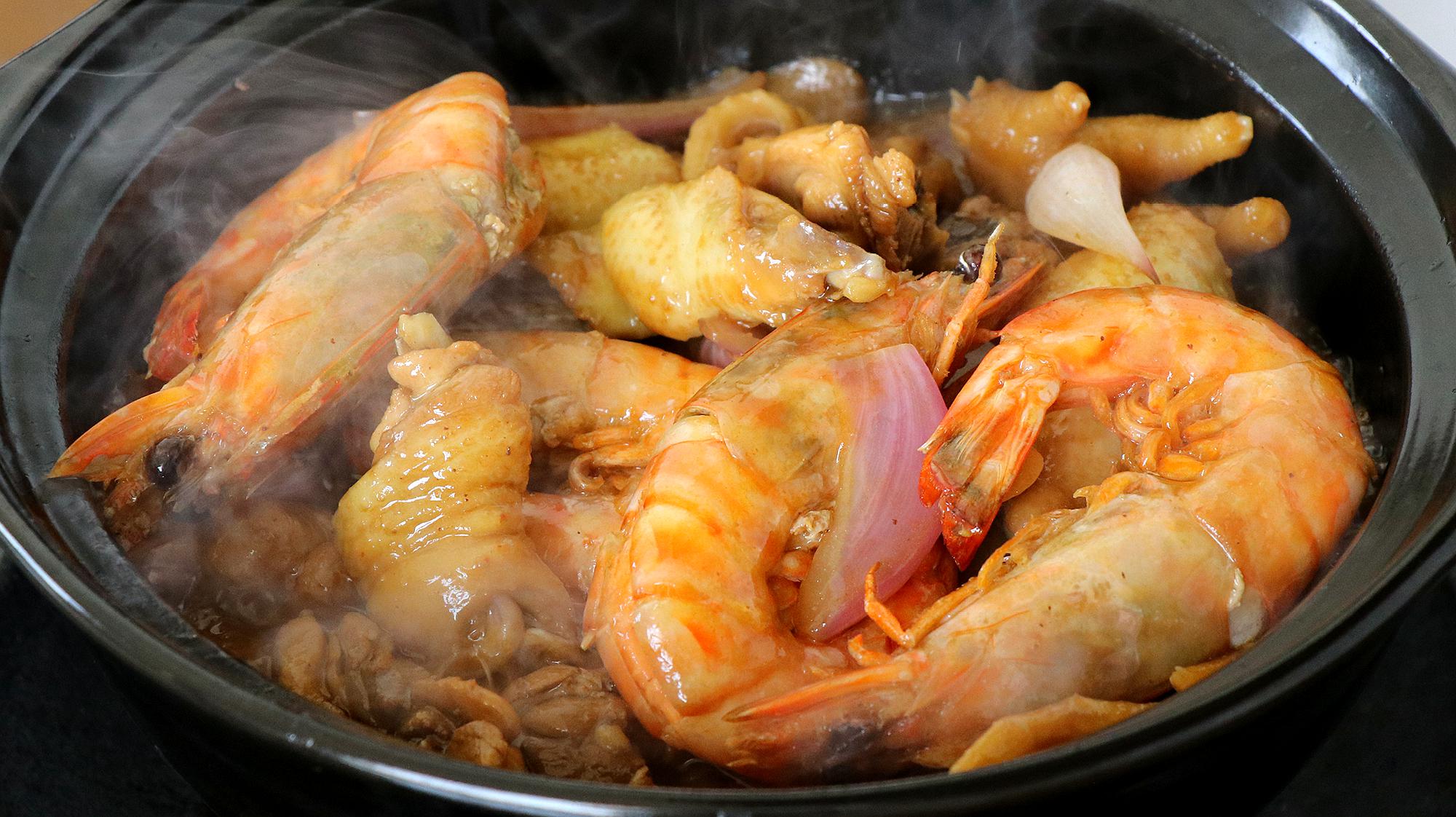 广东鲜虾鸡肉煲,大虾的鲜味碰撞鸡肉的香味,上桌连汤汁都不剩