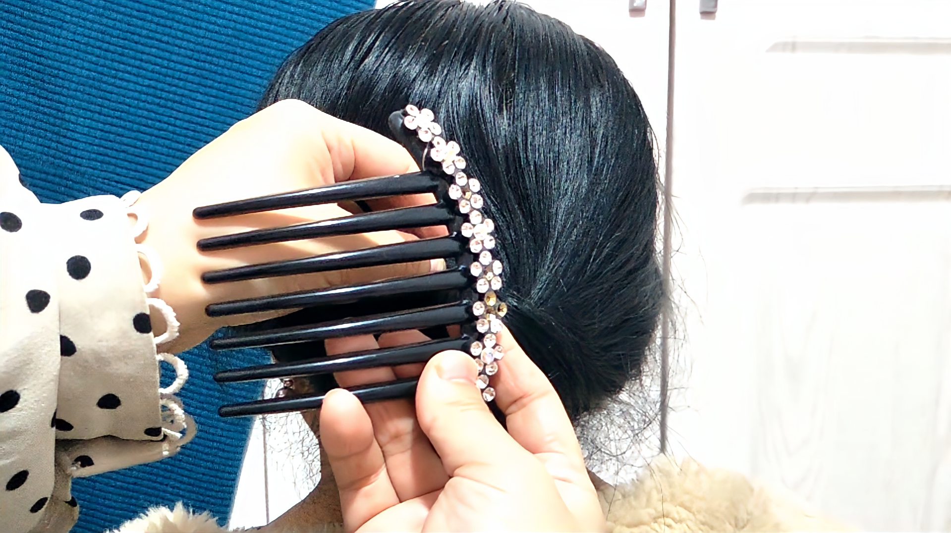 盘头发的方法教程（总是忘记带橡皮筋？只需一根筷子教你盘绝美发型） | 说明书网