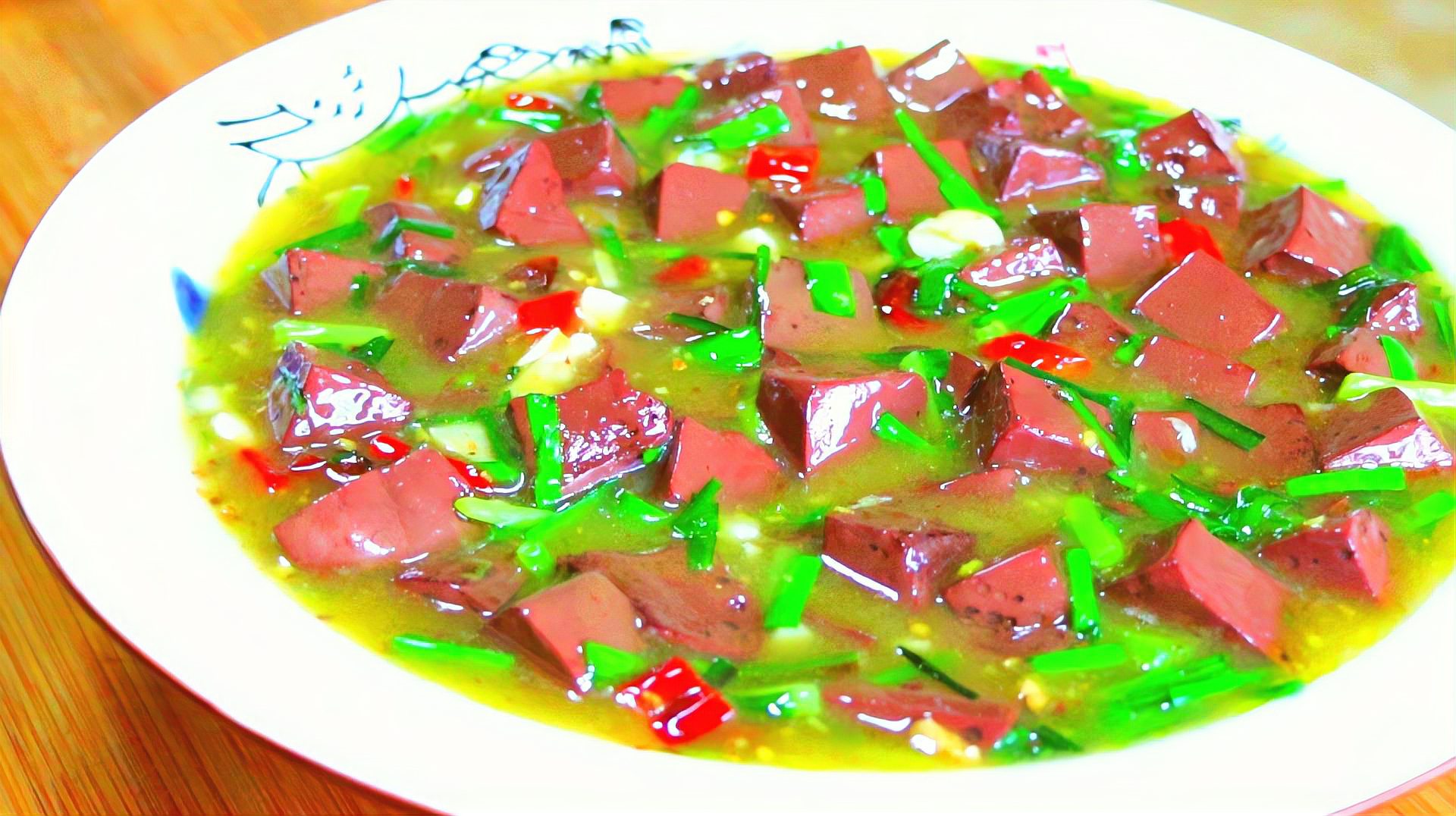 潮汕人的早晨，从一碗猪血汤开始，而它所用的配菜却是一味中药！