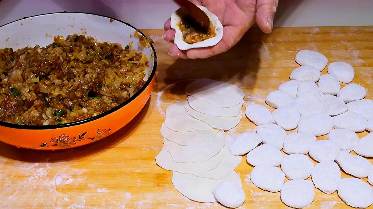 酸菜馅饺子的家常做法,我家一周至少做2次,每次都吃光,真香