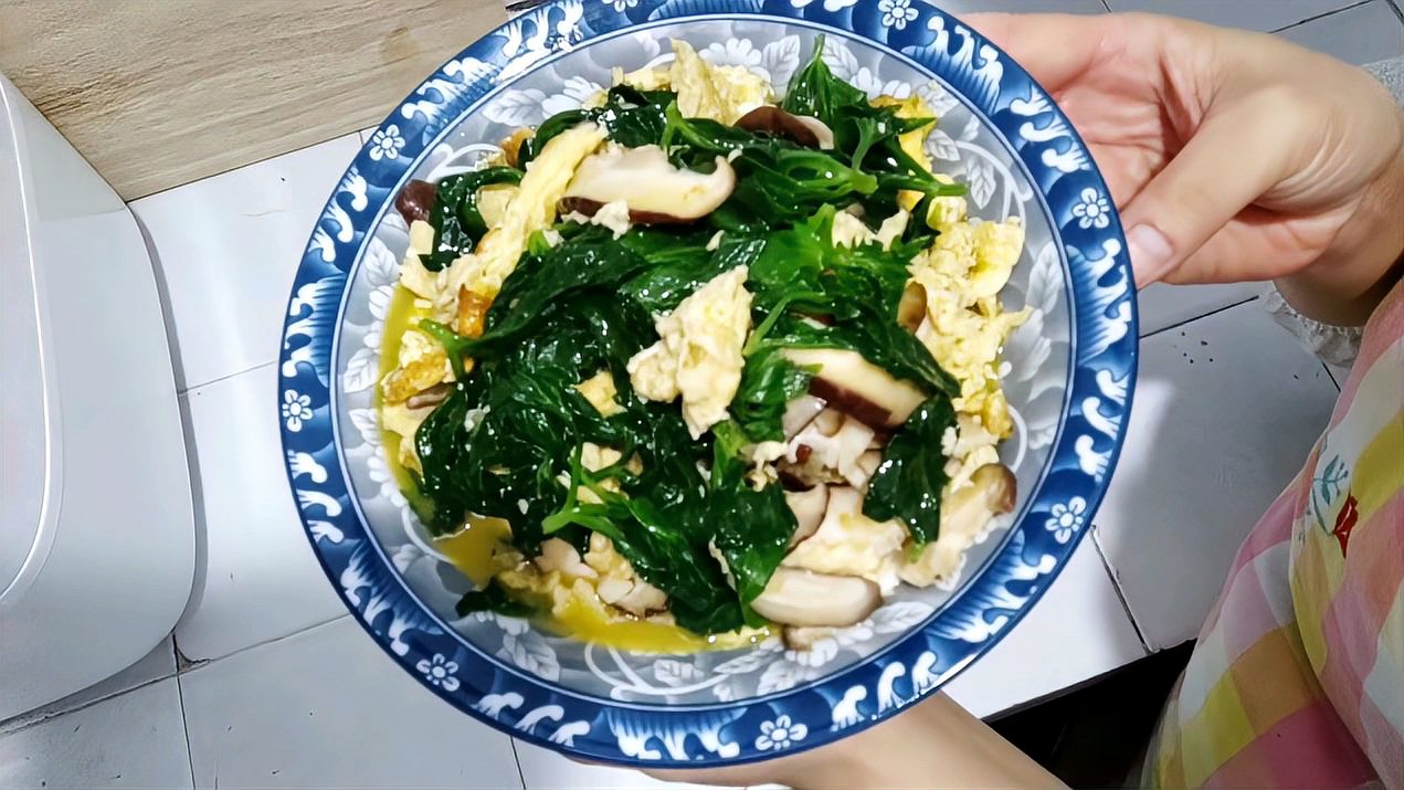 芹菜叶子香菇炒鸡蛋,两者具有抗癌和含膳食纤维,简单美食简单做