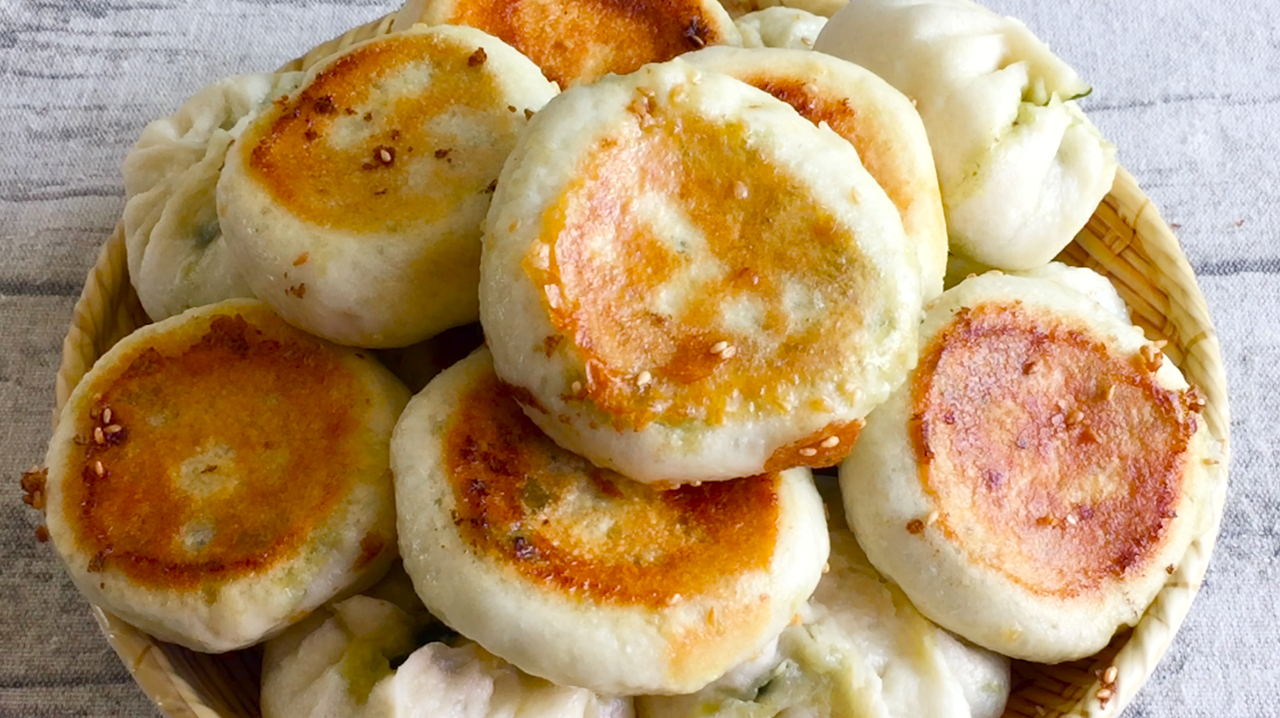 胡萝卜碎,葱花,加入生抽,蚝油,盐等调味,包成包子,煎熟即可