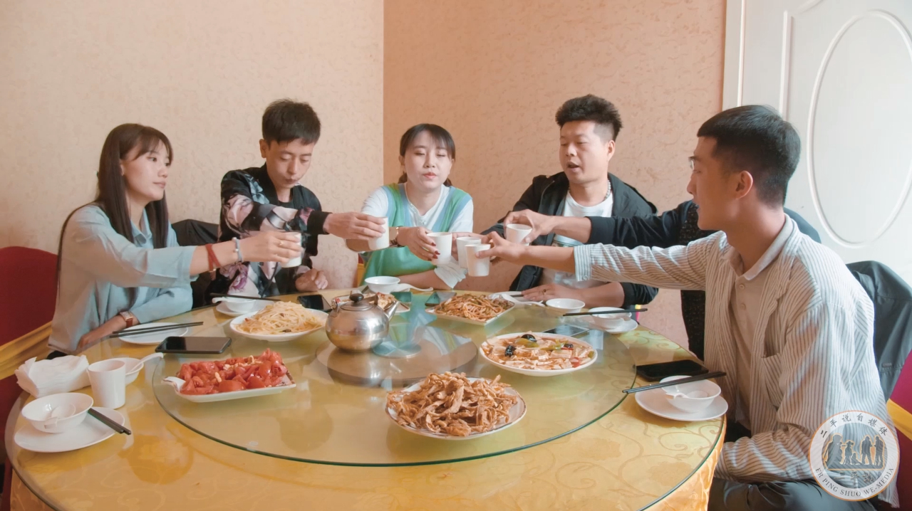 同学聚会套路深,小伙只用这一招就问老赖同学还钱,结局太搞笑了