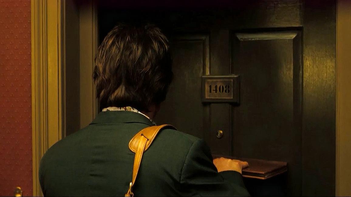 《幻影凶间》小伙儿非要入住1408号房间,门和窗户都在,可是他就是走不