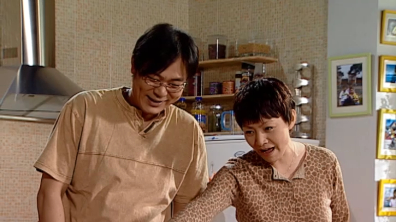 刘梅不再强迫刘星喝牛奶,刘星要和刘梅拥抱,谁知夏东海不让抱!