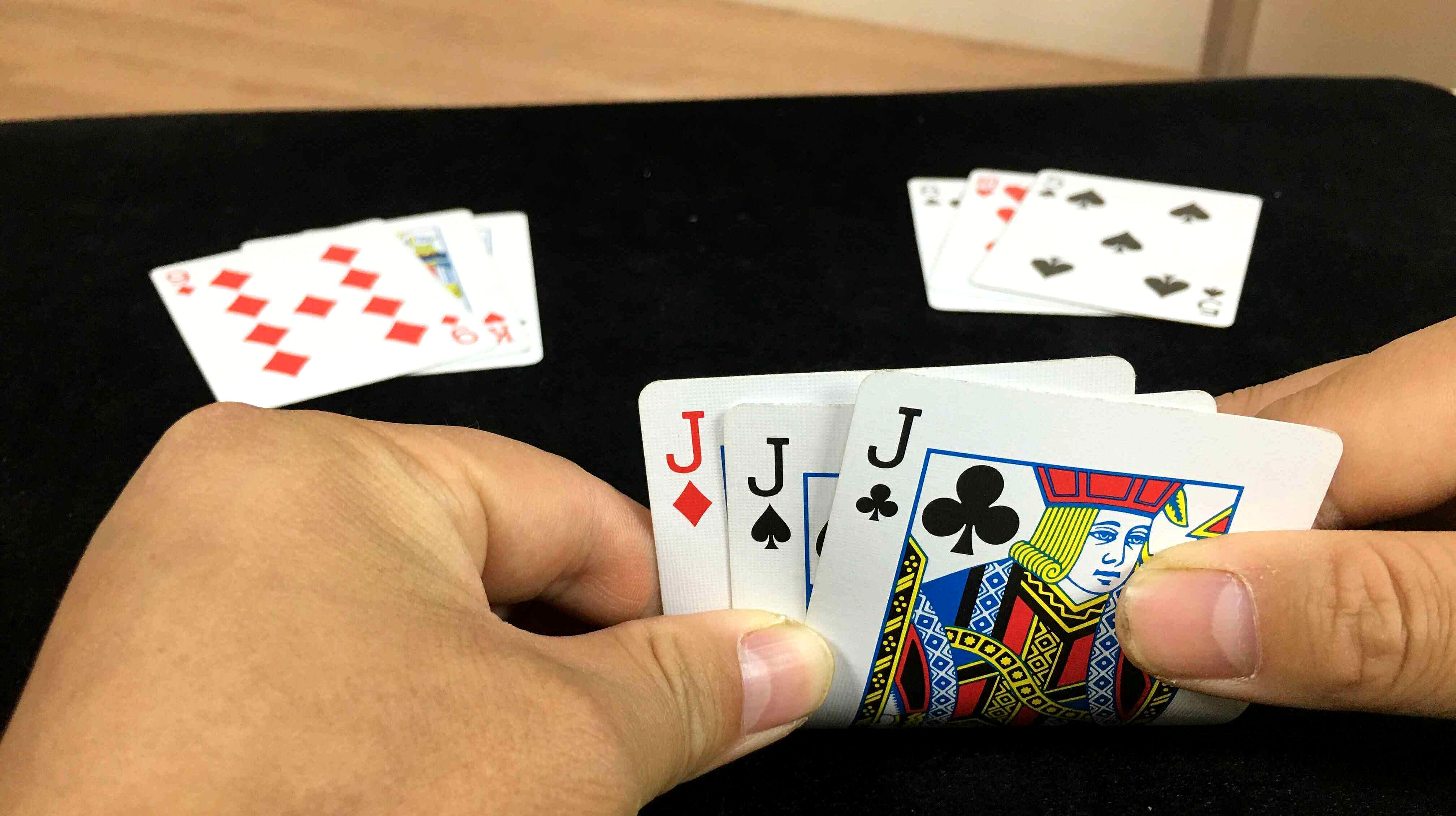 三张扑克比大小图片