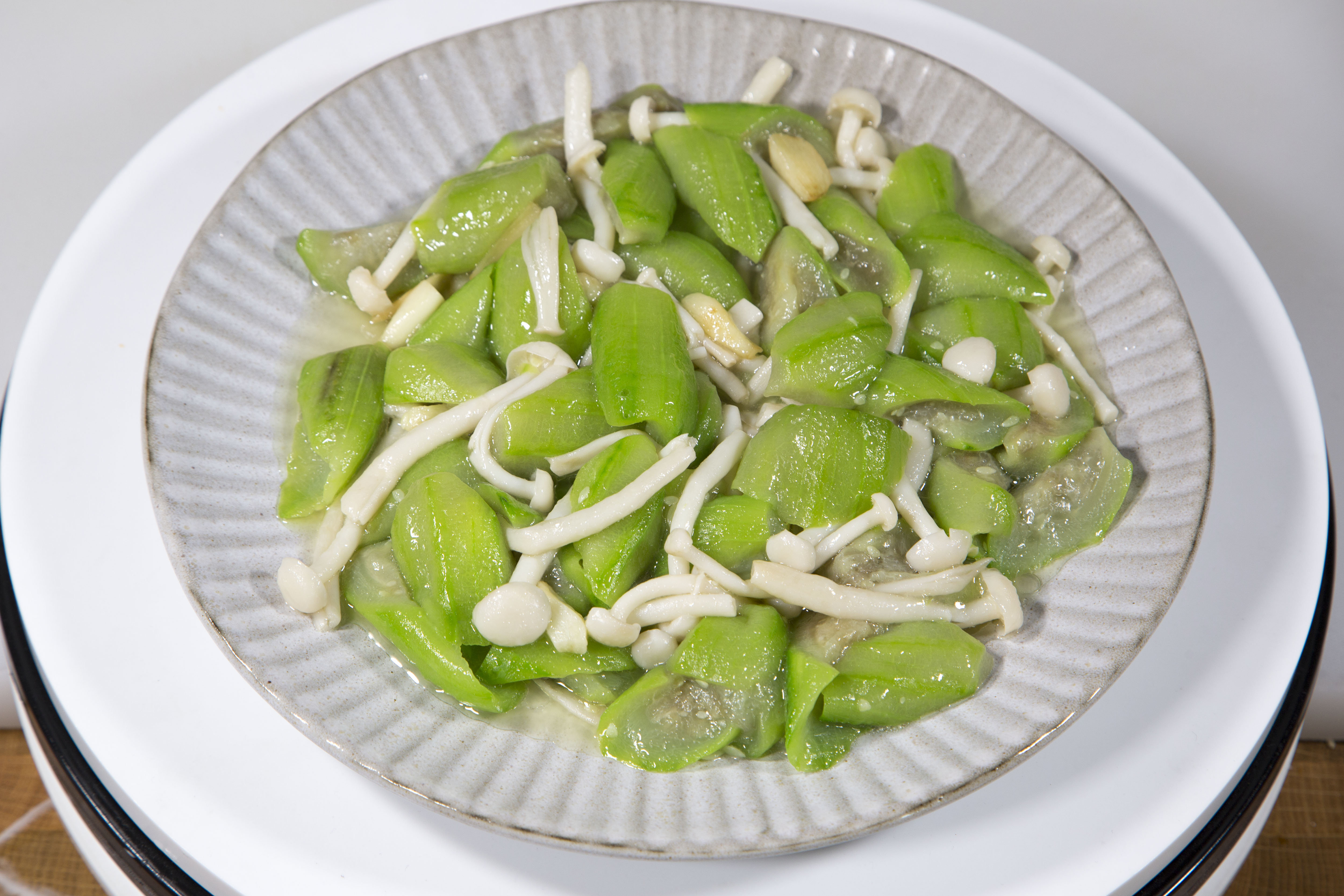 白玉菇炒丝瓜非常简单的家常菜,特别适合炎热的夏天吃,清热解暑