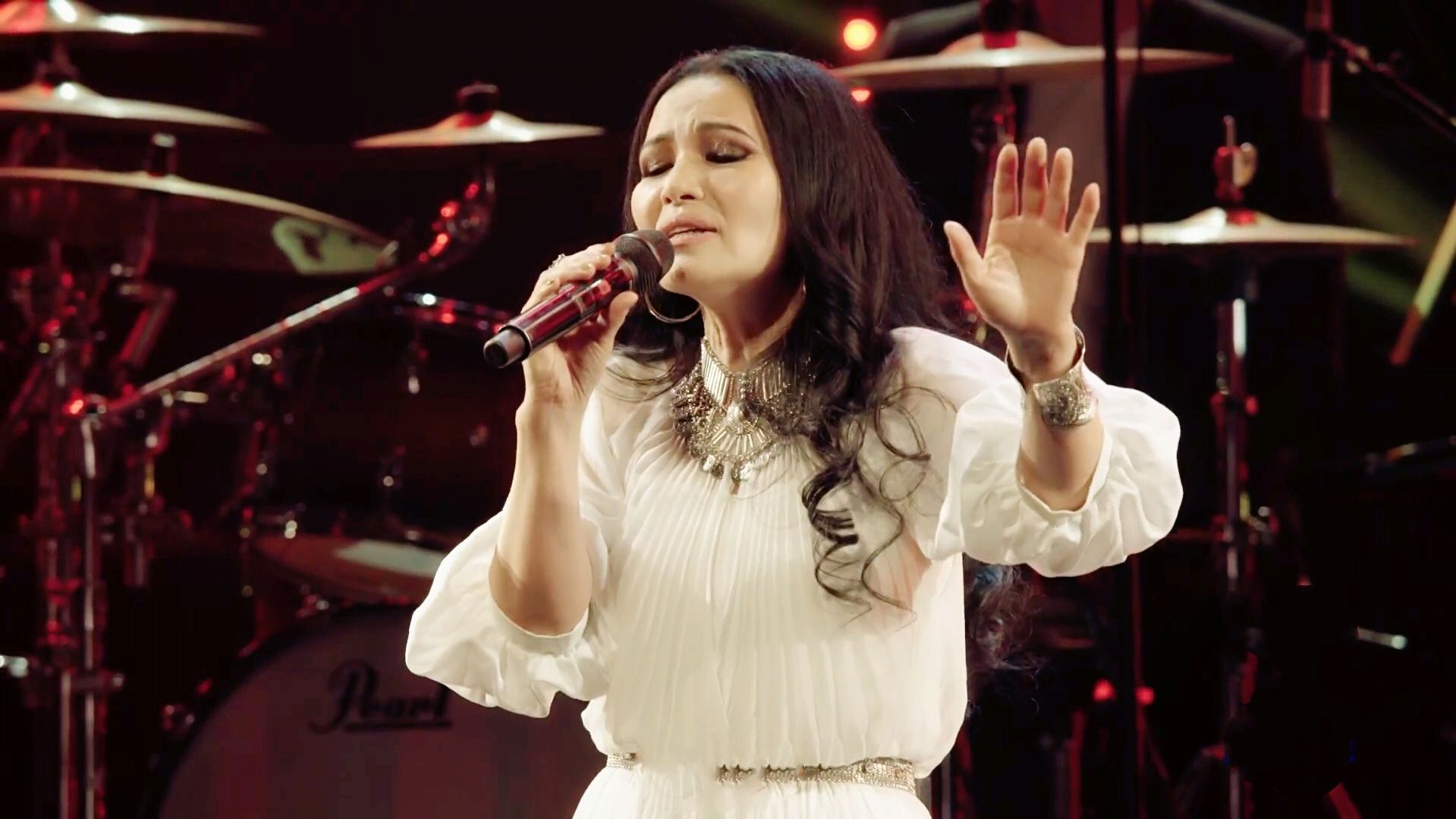 潘越云演唱《我是不是你最疼爱的人》,演绎万般柔情令人心醉!