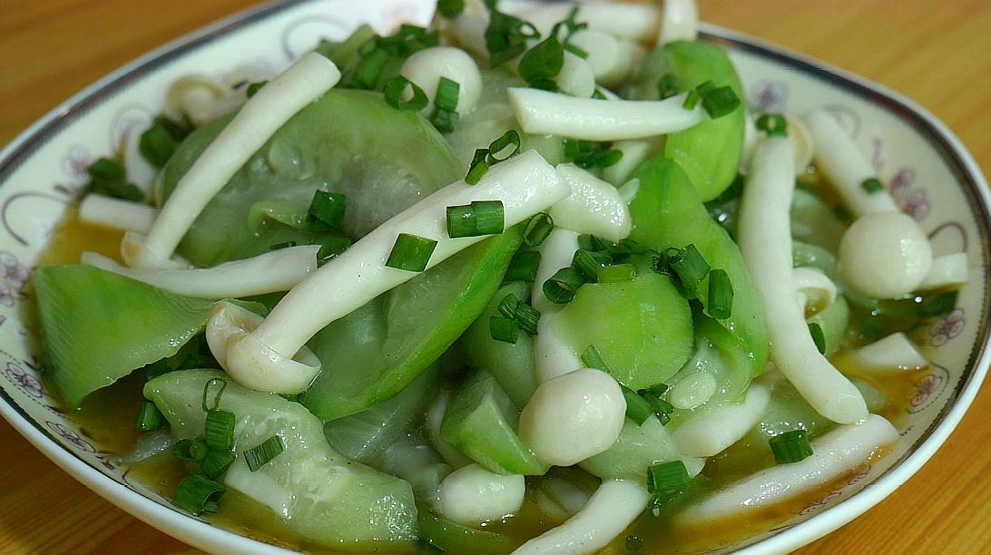 絲瓜炒白玉菇做法簡單,味道鮮美有營養,一道非常下飯的家常菜