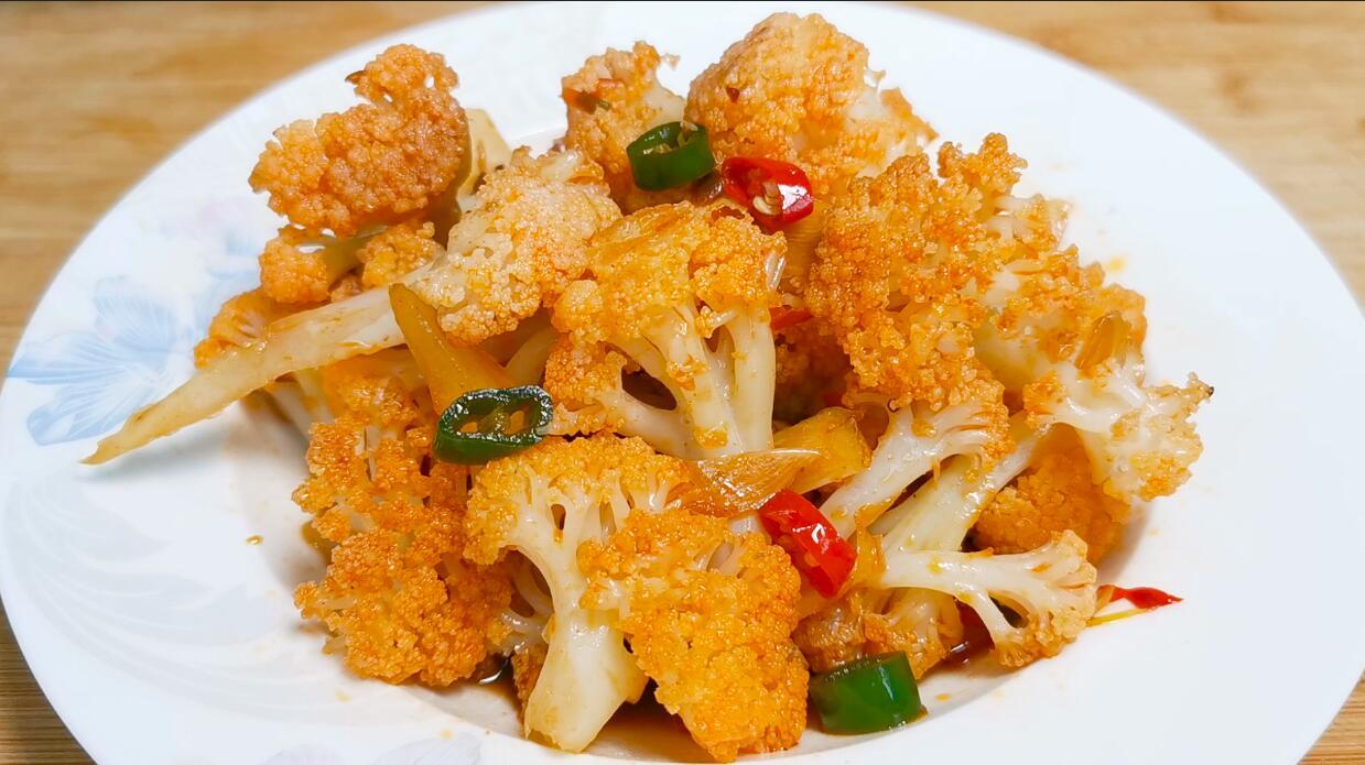 菜花这样做最好吃,跟我做味道比饭店卖的好吃,每次一大盘不够吃