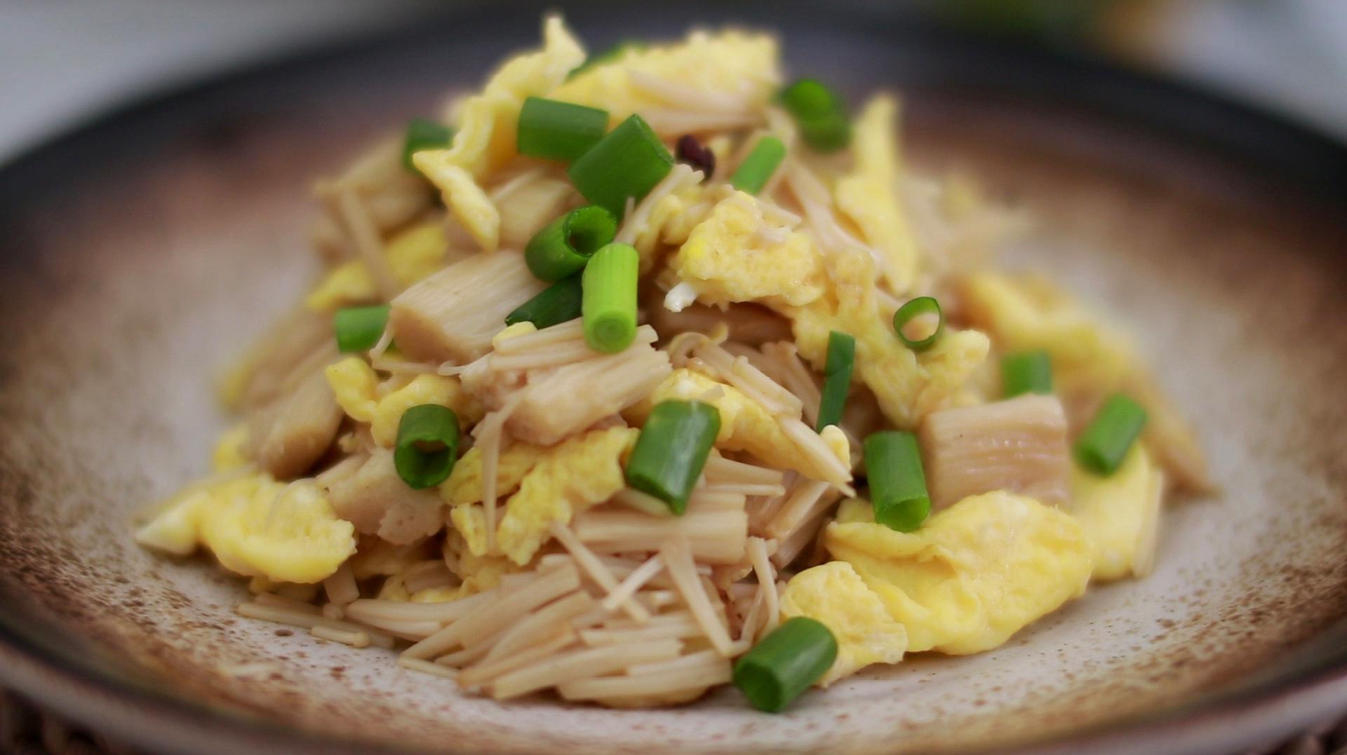 教你家常菜金针菇炒鸡蛋的做法,简单的食材也能做出好吃的味道