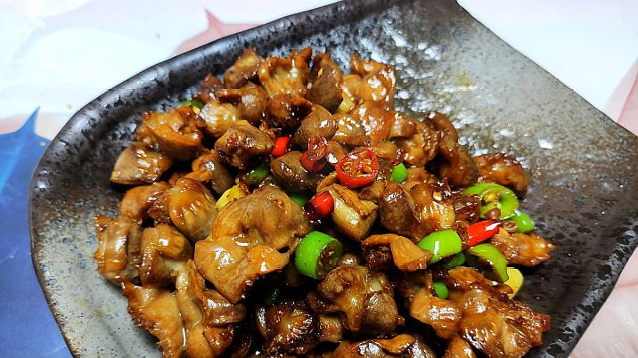 辣炒鸡胗的家常做法,鲜嫩有嚼劲,一切一炒,开胃又下饭,太香了