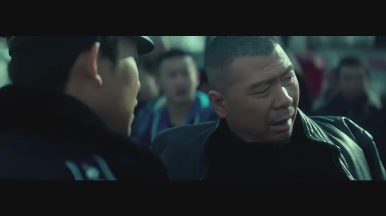 老炮儿:灯罩儿把城管车尾灯砸了,六爷帮他赔钱,过程霸气