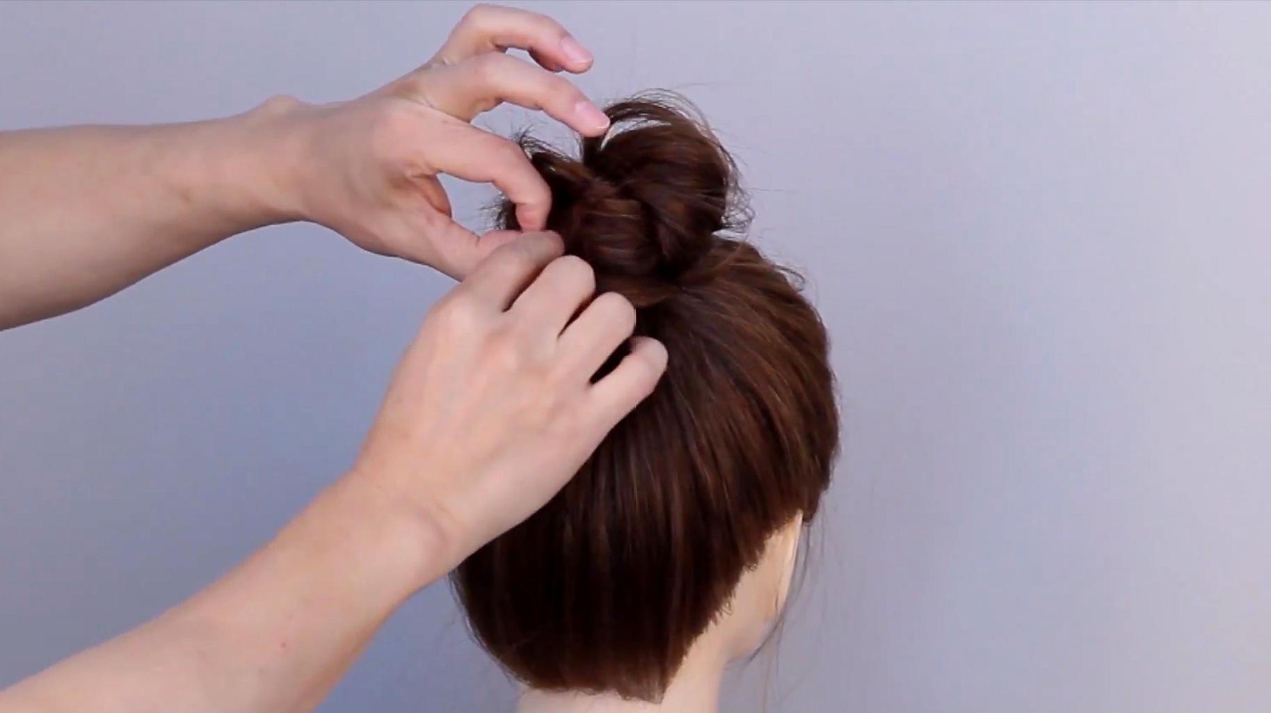 怎样扎头发简单好看 发型达人教你扎法教程_伊秀视频|yxlady.com