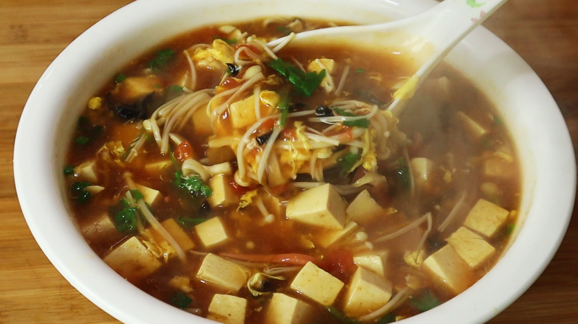 天凉了，全家人最馋这道酸辣汤，做法简单，酸辣鲜香，开胃又暖身 - 哔哩哔哩