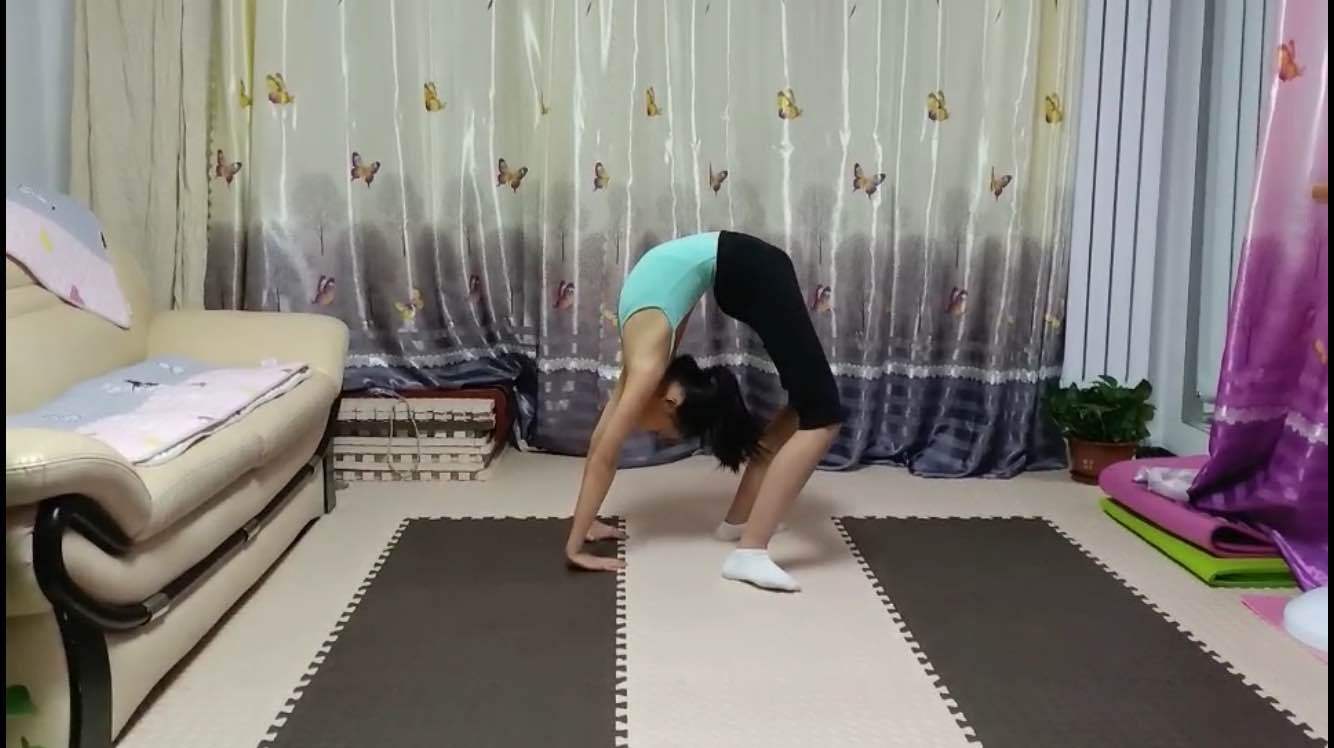 舞蹈基本功-站下腰,最基本的舞蹈动作之一,看小妞是怎么练习的