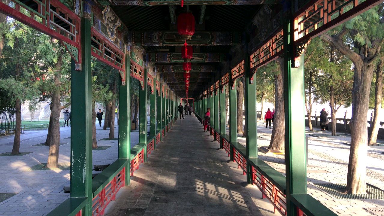 1颐和园长廊:颐和园长廊是我国古建筑和园林中最长的画廊,以其精美的