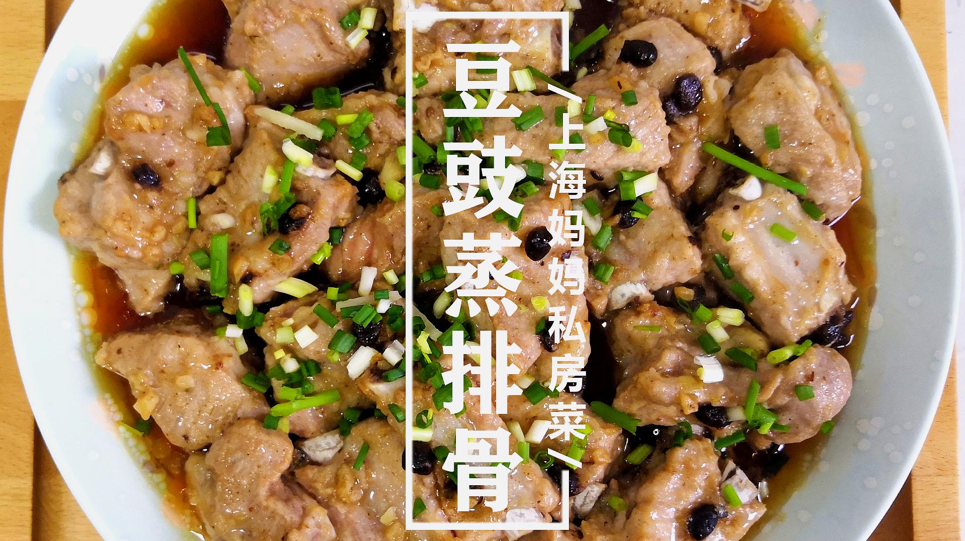 2京都排骨:食材洗净,加入调味腌制,调制酱汁,锅中热油,炸排骨,锅中煮