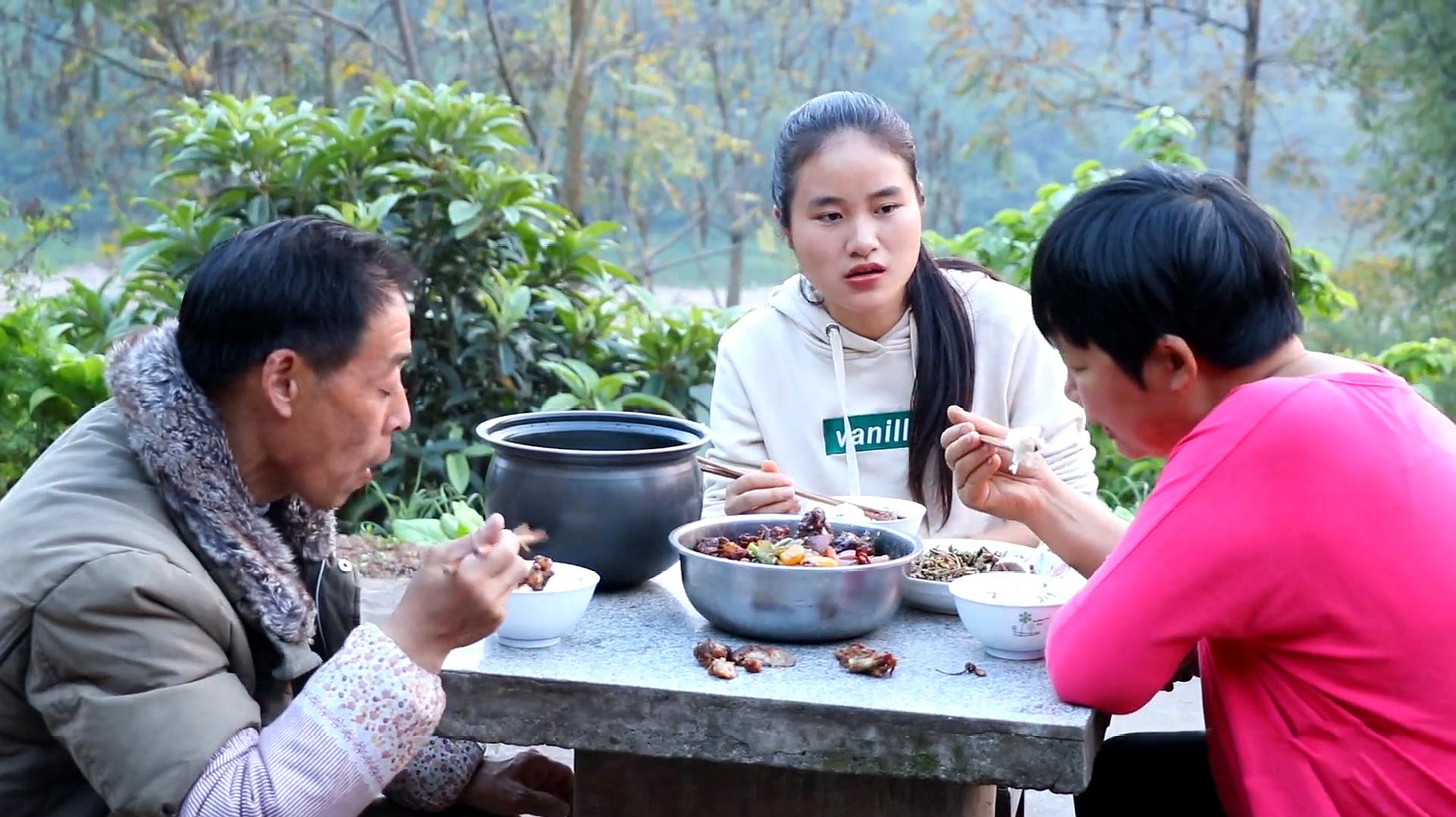 乾鍋排骨方法非常簡單,非常好吃