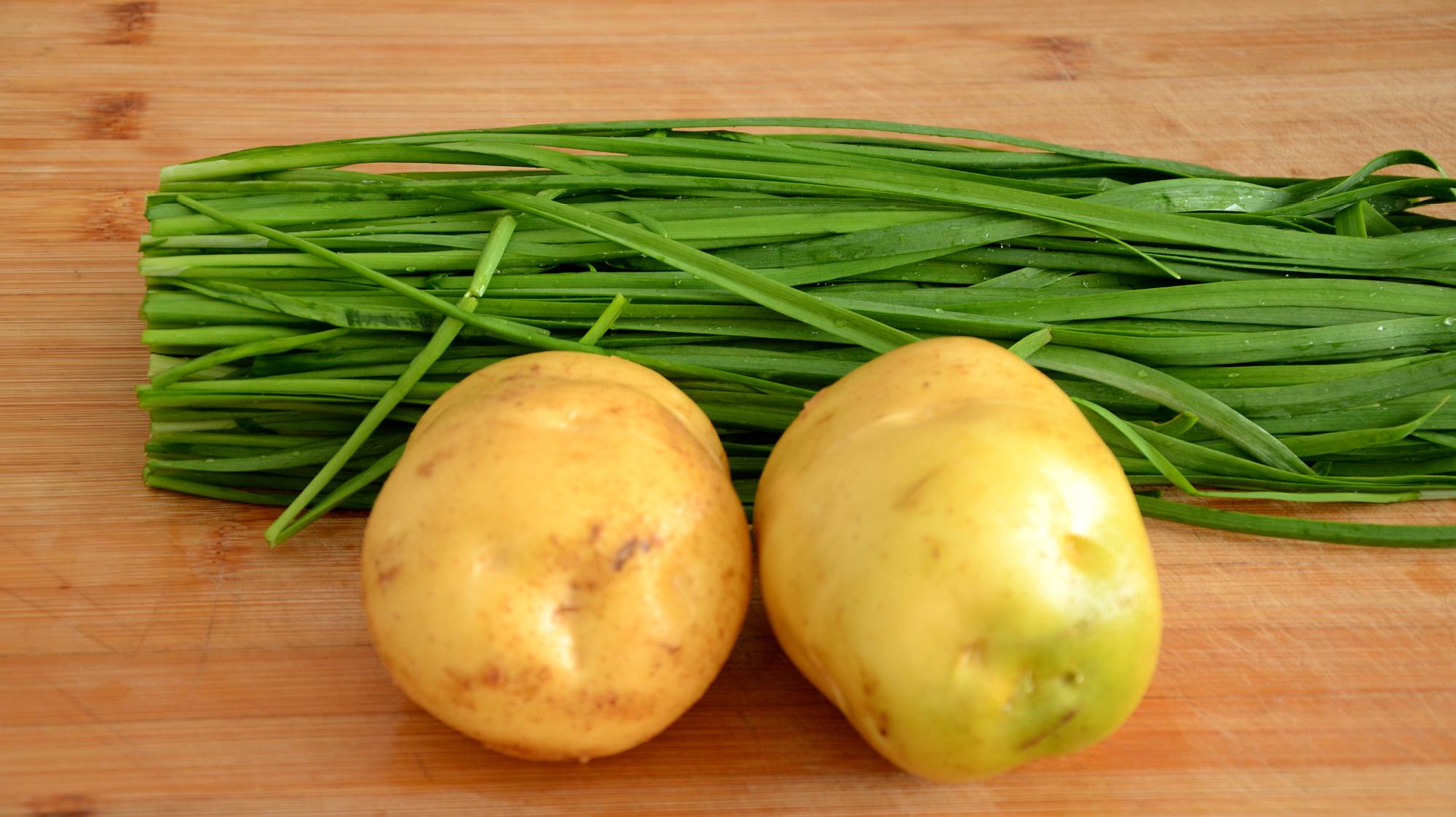 1土豆韭菜:准备韭菜,土豆和饺子皮,这种方法做出来的韭菜盒子味道超香