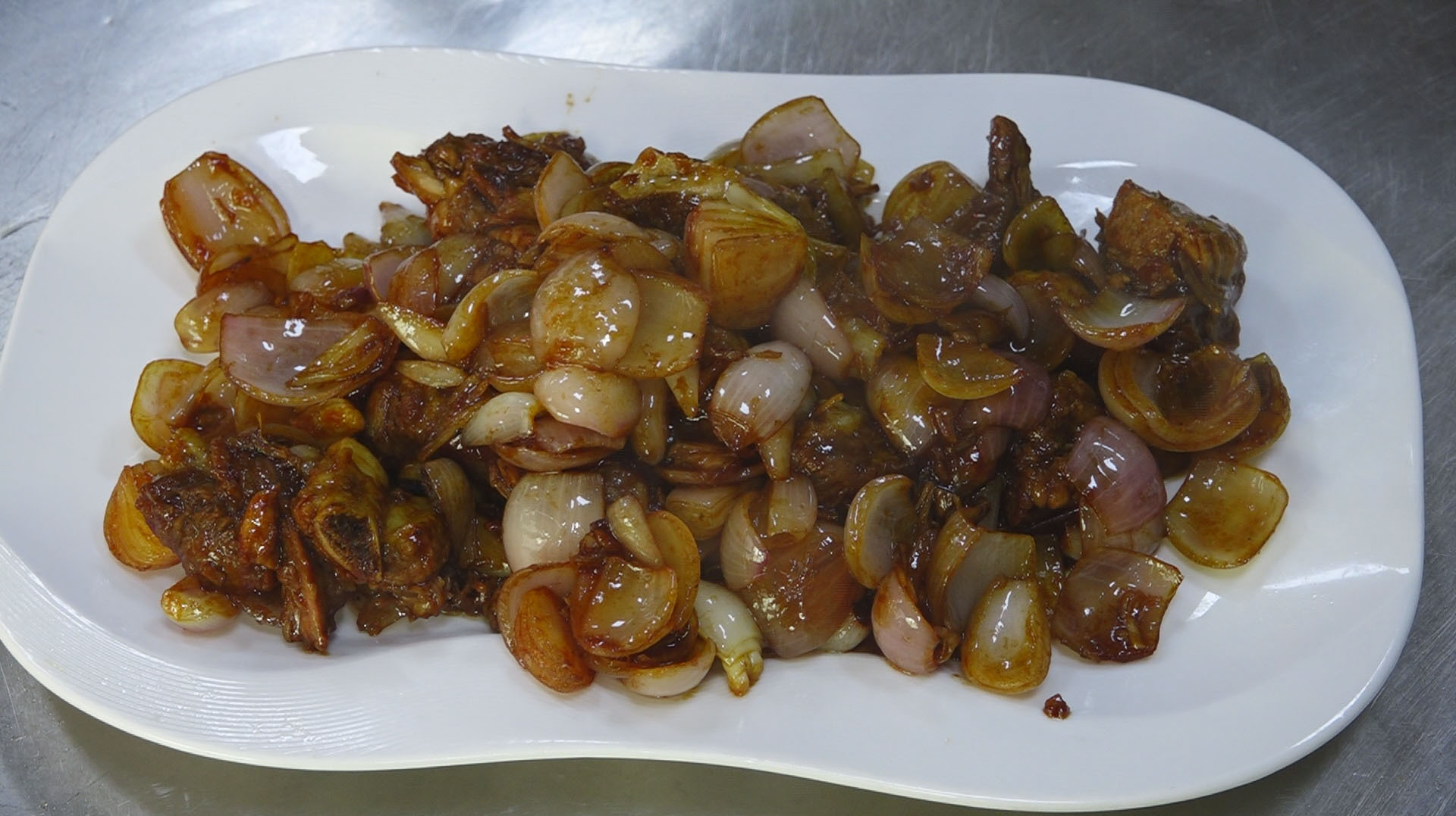 试一下这道干葱头烧排骨,家常做法,油而不腻