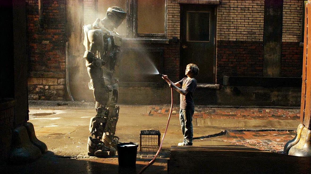 男孩捡到破旧机器人,没想到洗干净后,战斗力却很强大
