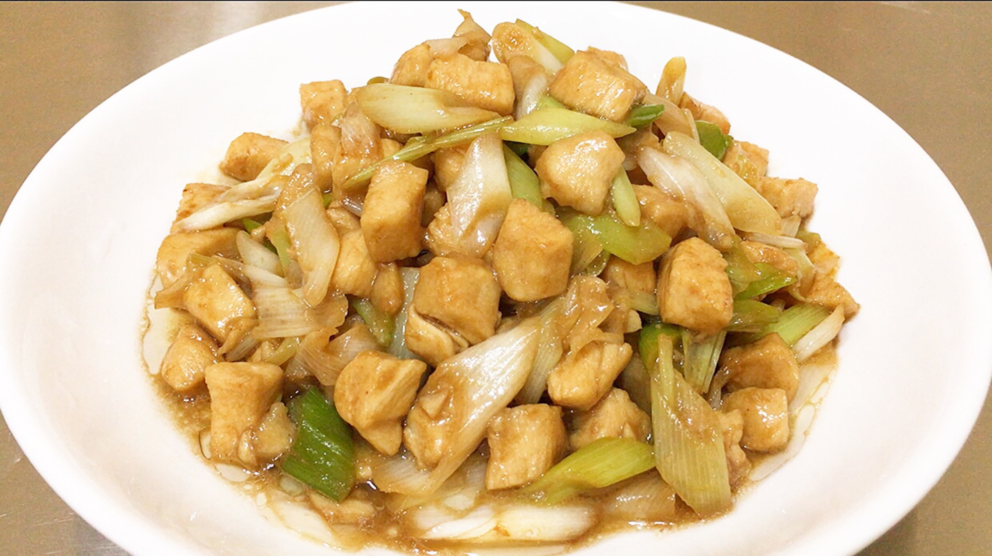 大厨教你做葱爆鸡丁,葱香四溢,好吃下饭,厨房新手也能学会