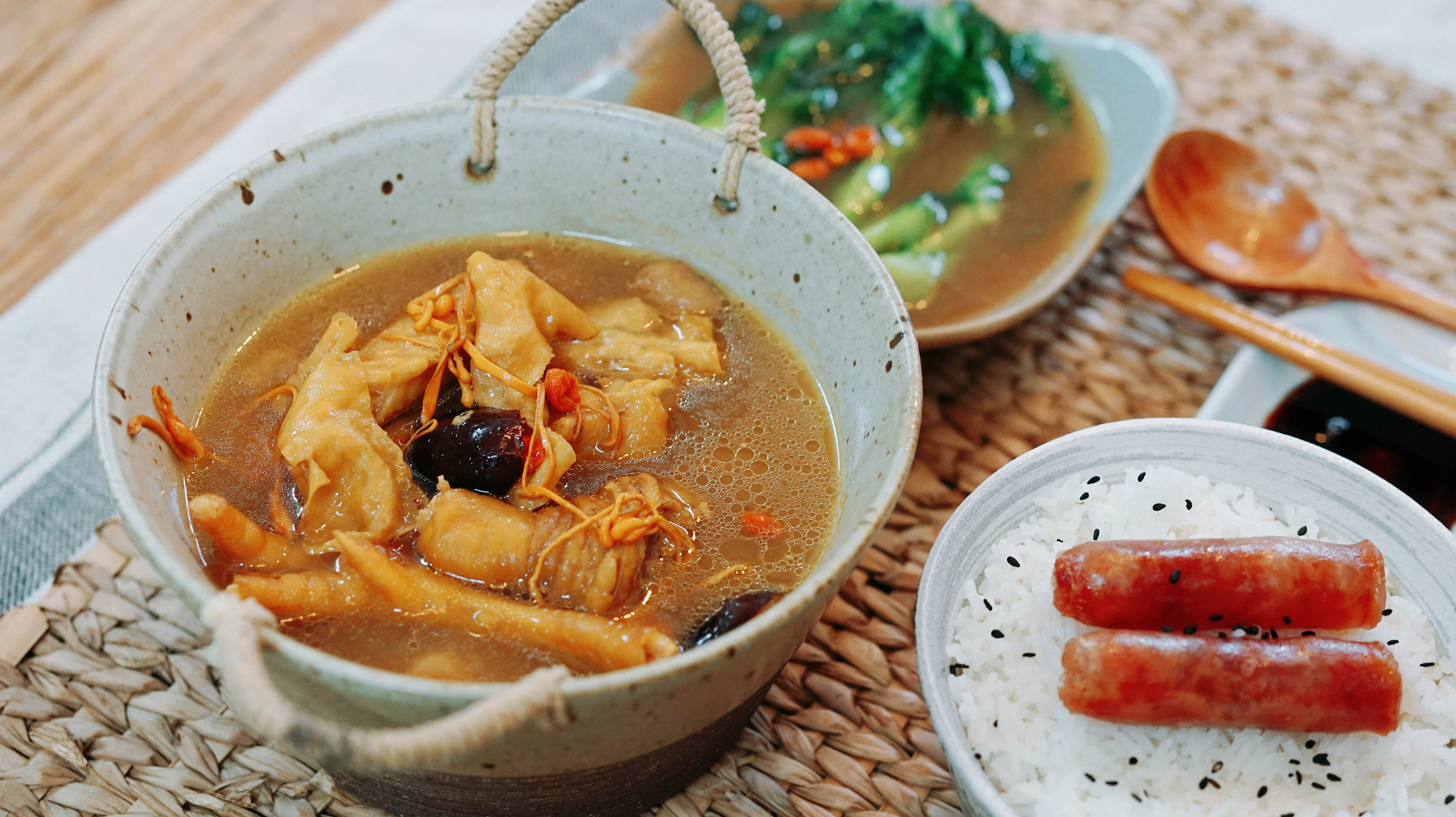 1老火靓汤:又称广府汤,属于粤菜系.