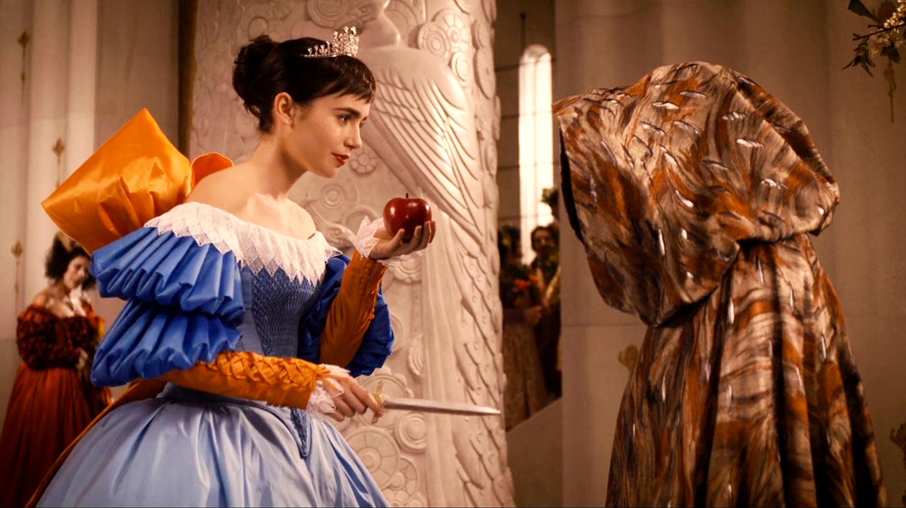 白雪公主收到毒苹果,她不仅没吃反而将苹果切开,送给了继母