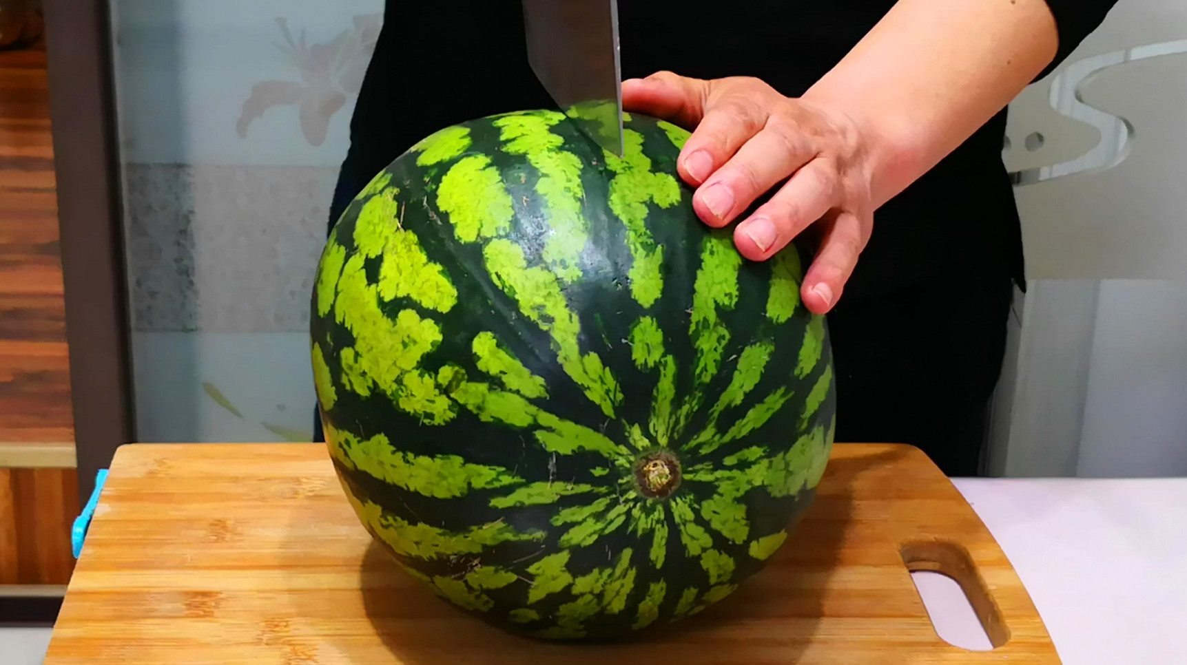 切西瓜别用老方法了,教你3种最新切法,简单不脏手,待客有面子