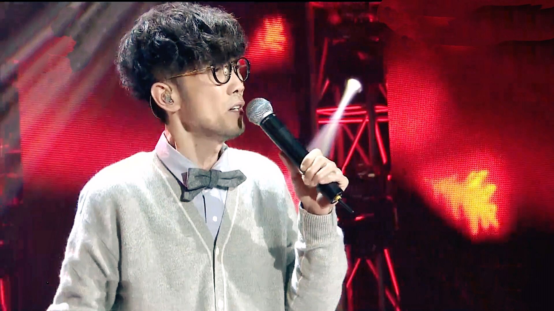 是否勾起你的回忆 服务升级 4周传雄和李千娜这首《伤心酒杯》,歌声里