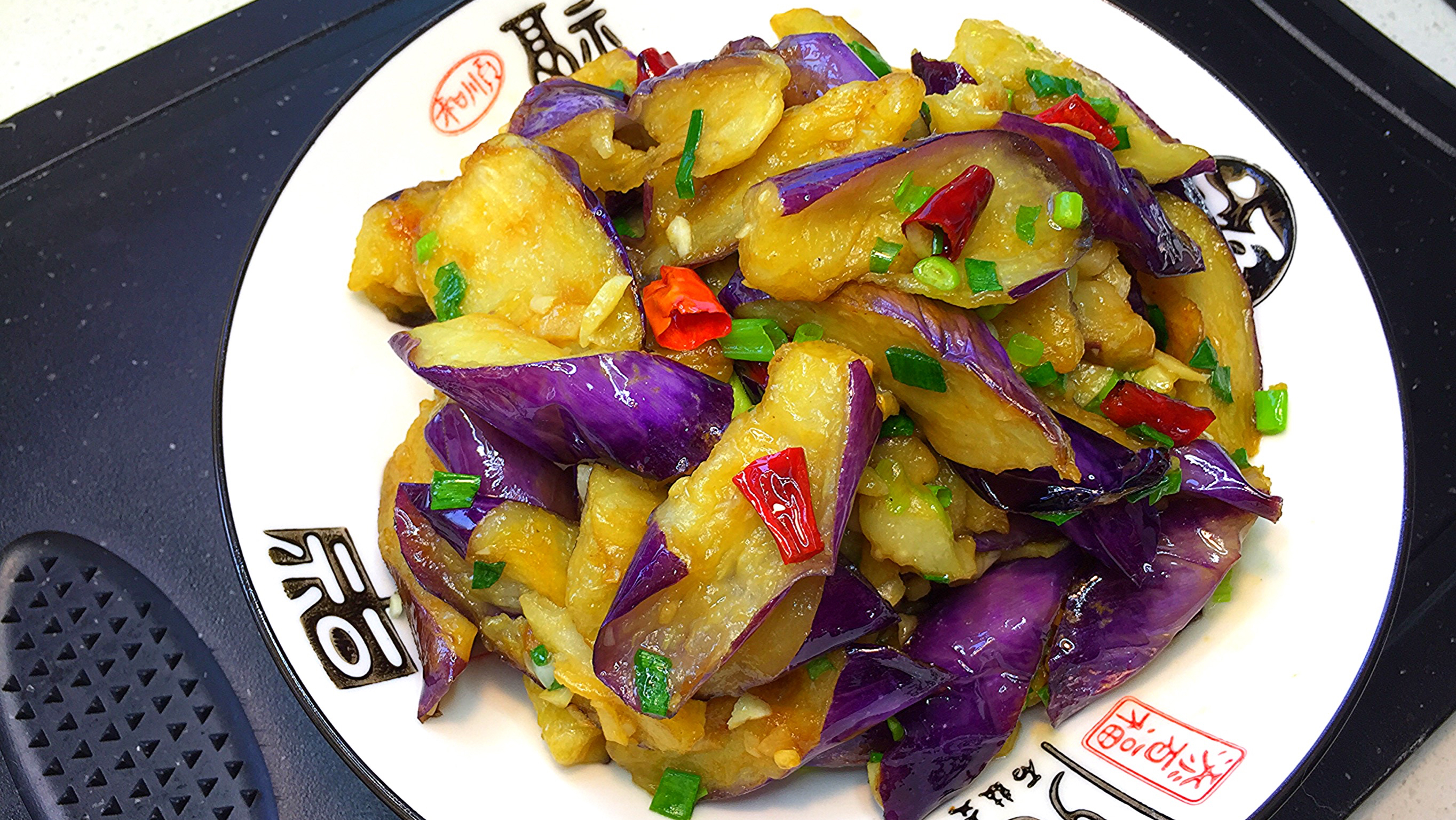 分享一个蒜香茄子的做法,好吃到爆