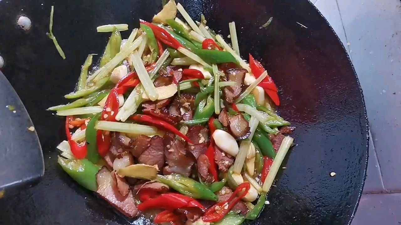 青椒炒臘肉,一道特別簡單的家常菜,美味又下飯.