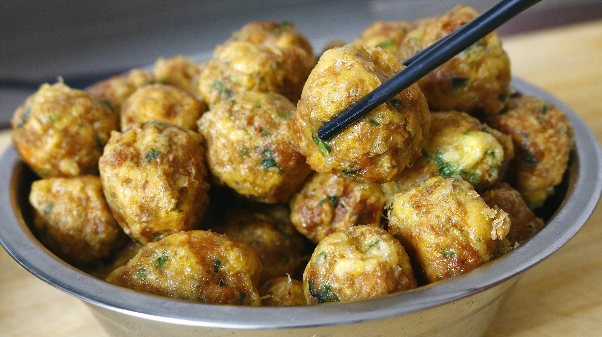 过年炸丸子有人放面粉,有人放淀粉,都不对,教你这样做,太香了