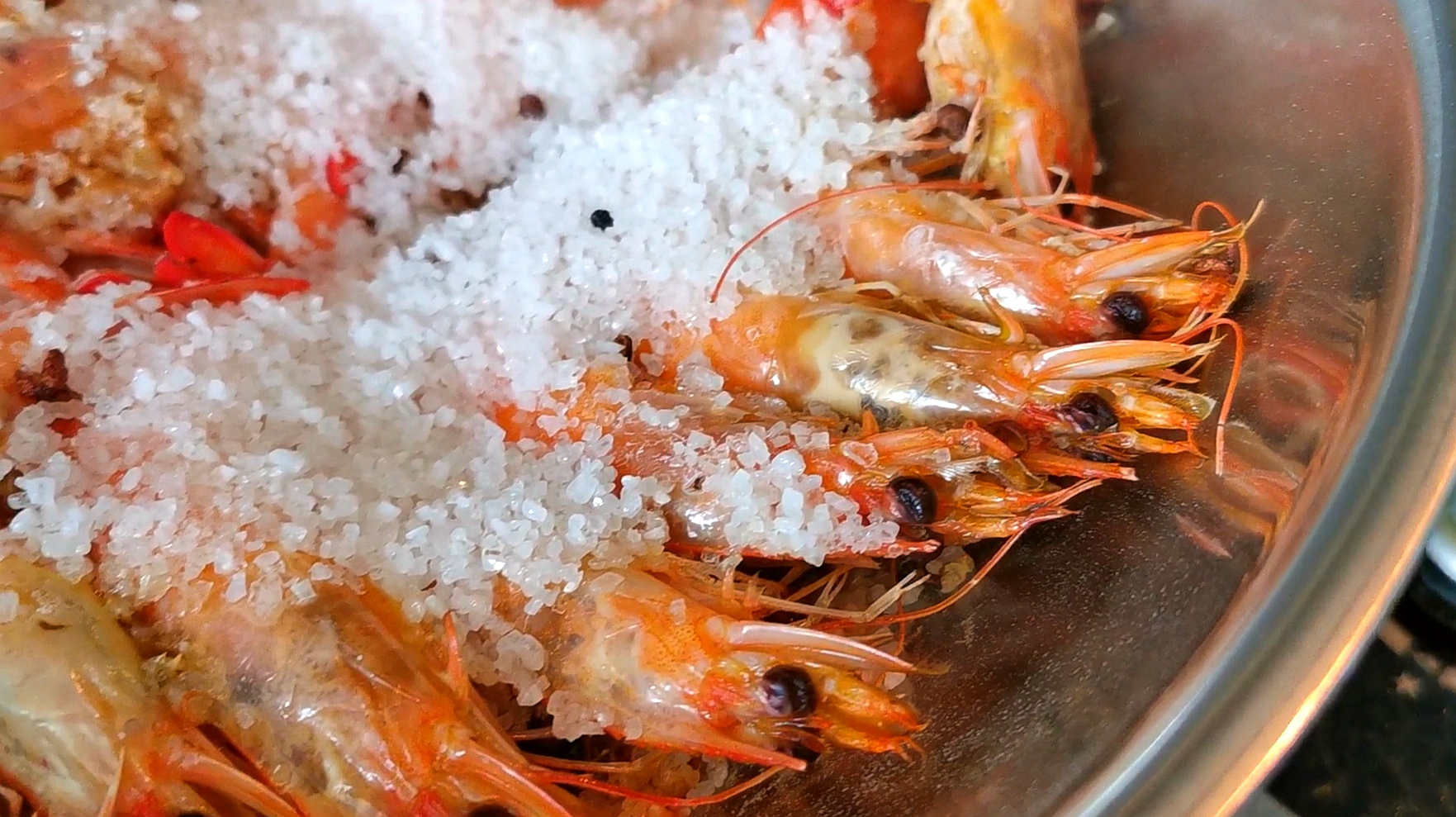 盐焗大虾,做法简单看一遍就懂,咸香肉嫩,盐还可以留着下次再用