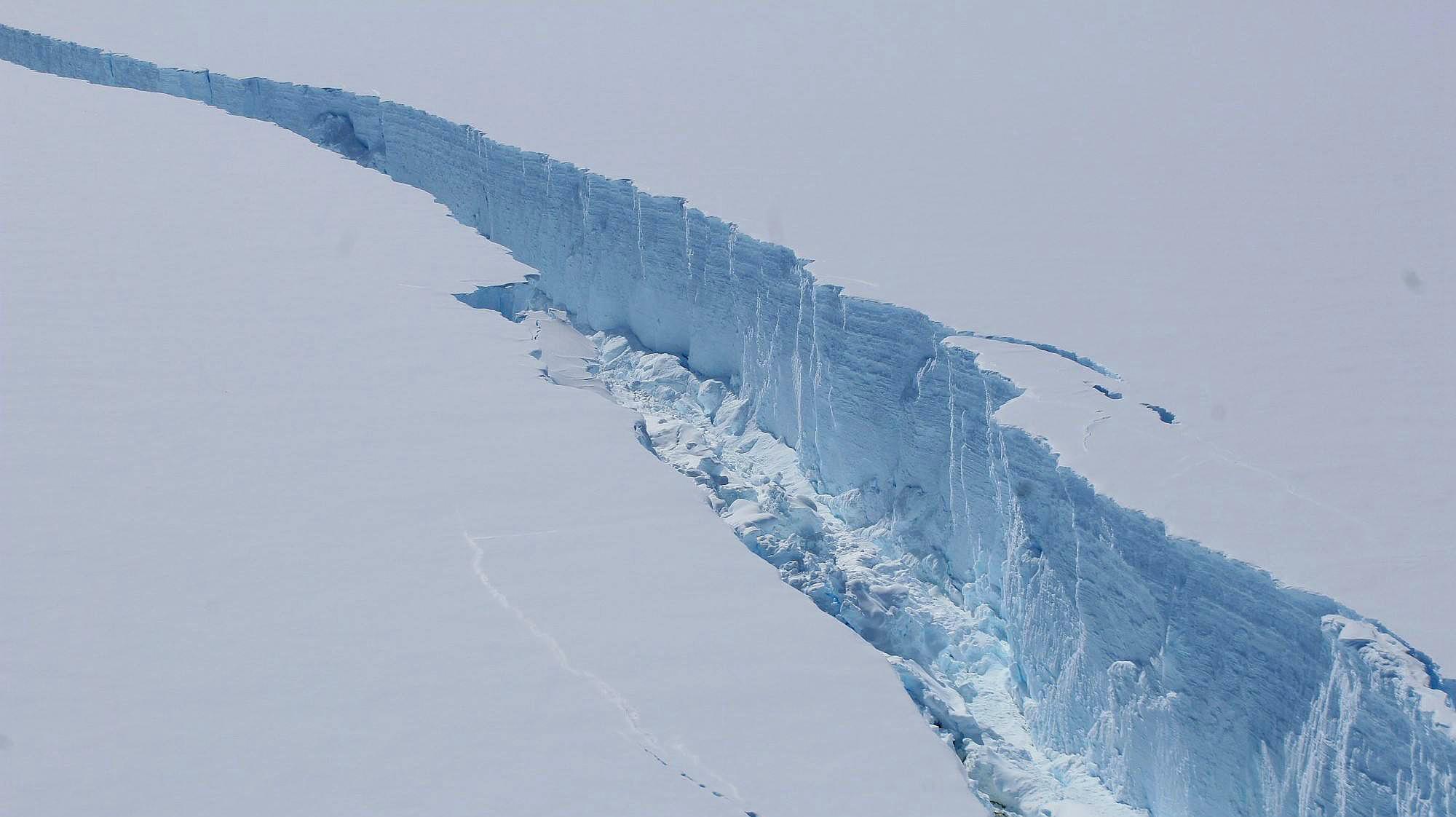 美卫星最新发现:南极出现巨大裂缝,或致数千平方公里冰川崩坍!