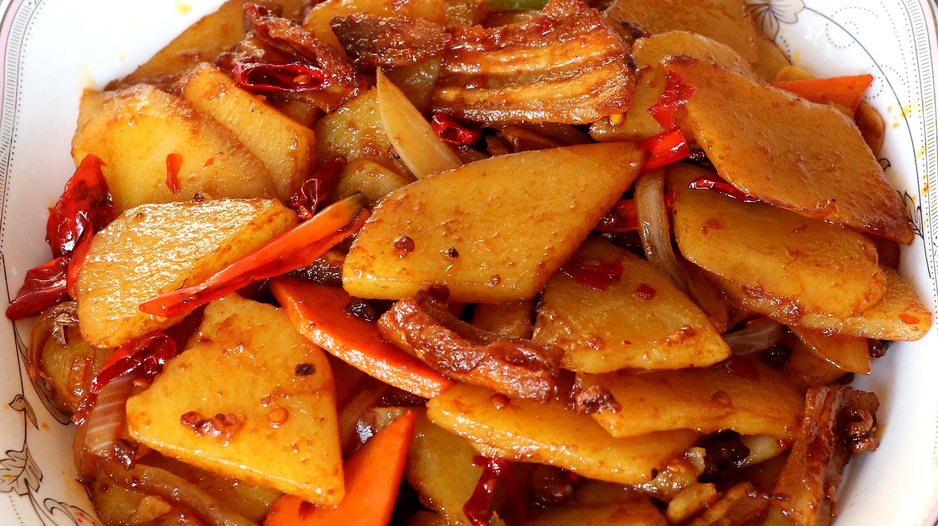 香辣干锅土豆片做法,不用油炸,在家就能轻松做出来