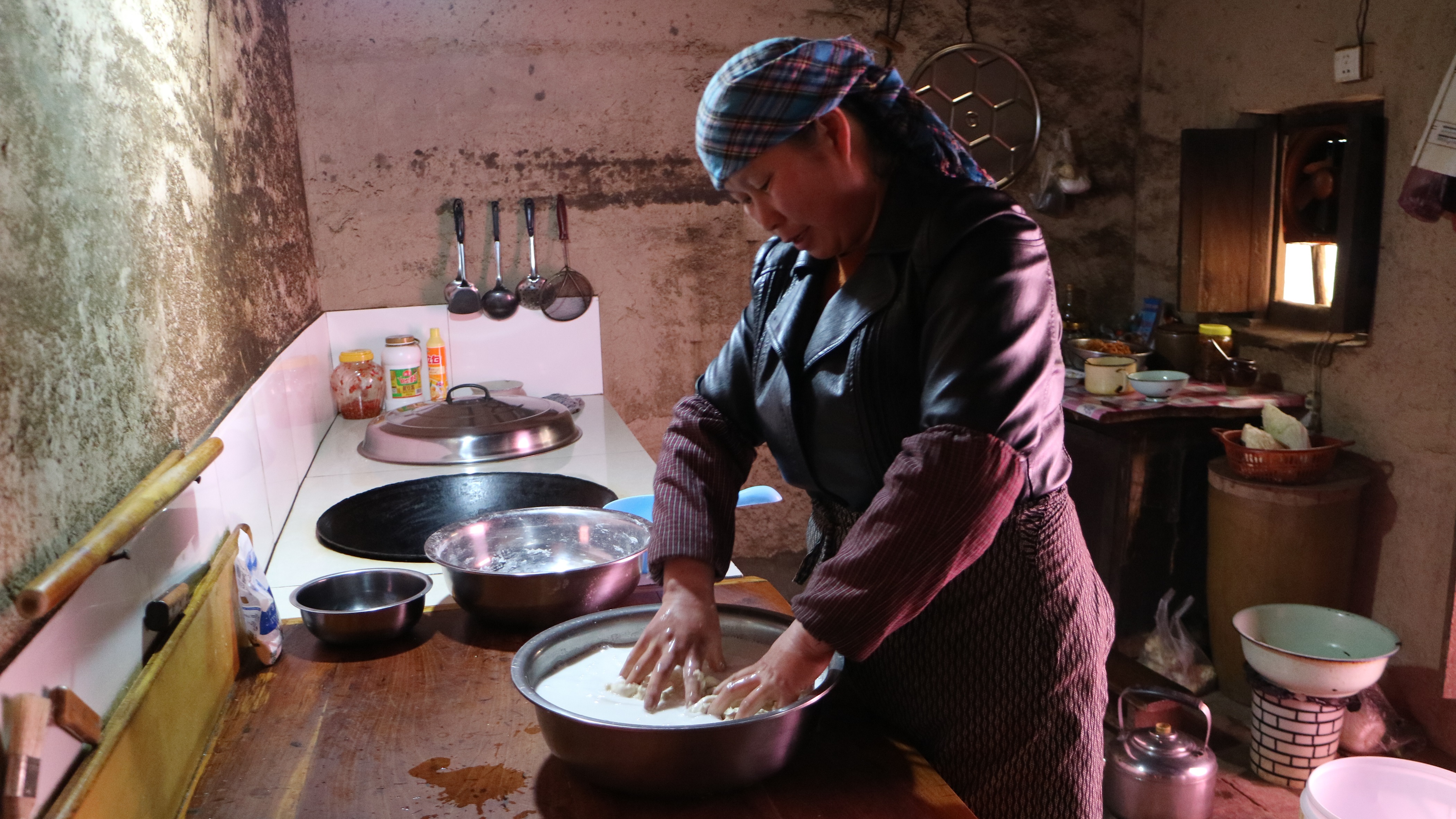 农村妈妈上午揉面,1小时洗5遍面筋,沉淀2小时后才能蒸凉皮