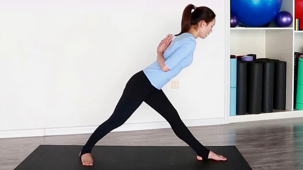 双腿背部伸展式瑜伽图片