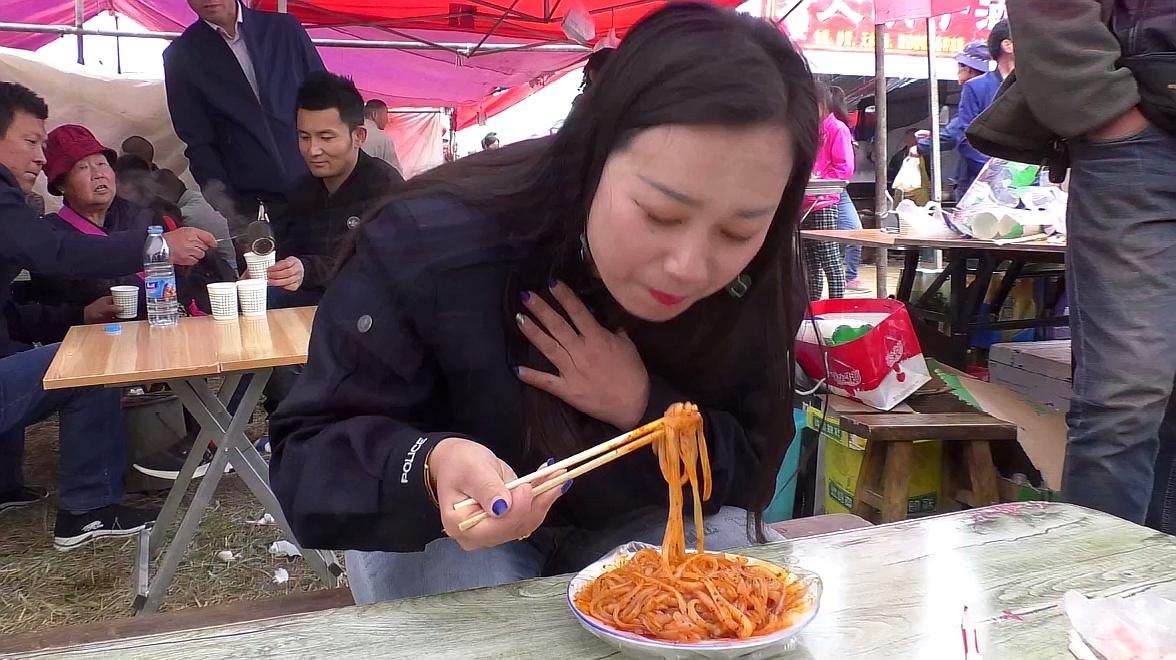 甘肅天水,有一種小吃叫涼粉,到底多好吃,聽美女給你說