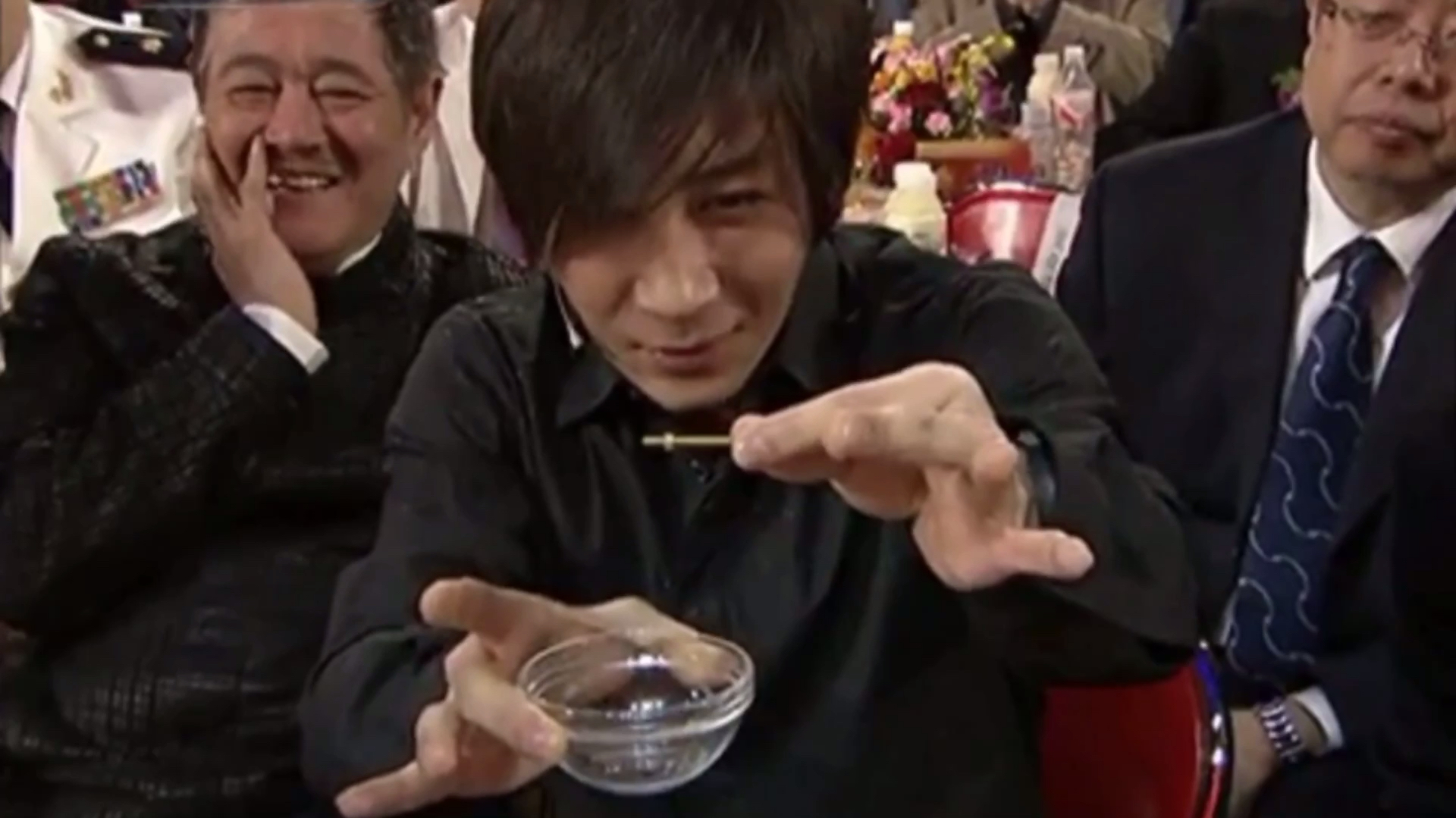 揭秘刘谦的意念转动螺丝魔术,一旁围观的本山大叔都笑翻了!