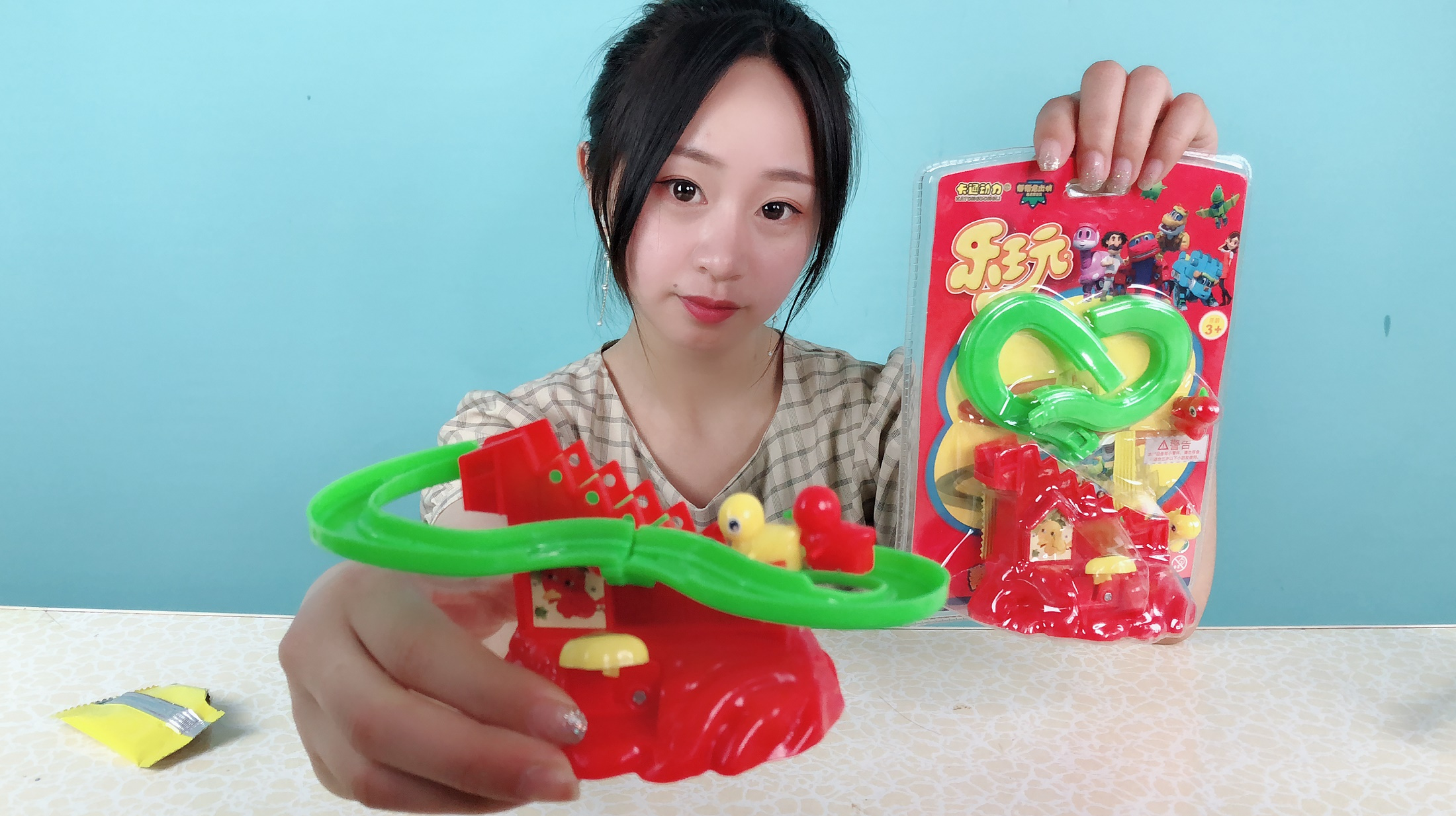 妹子试玩"小黄鸭过山车,这玩具太适合无聊的人了