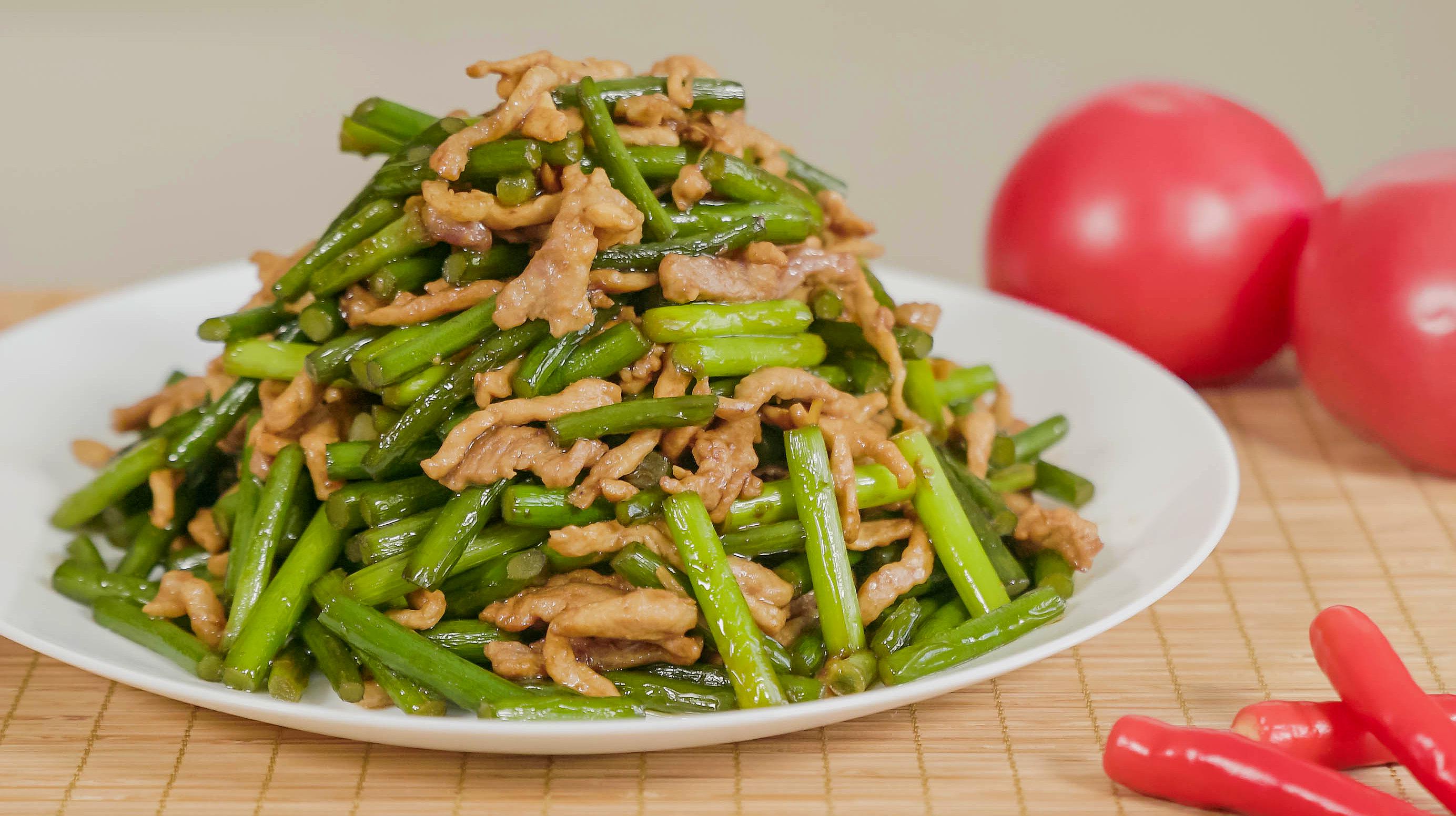 饭店大厨教做家常菜蒜苔炒肉丝,肉丝腌制有窍门,在家就能轻松做