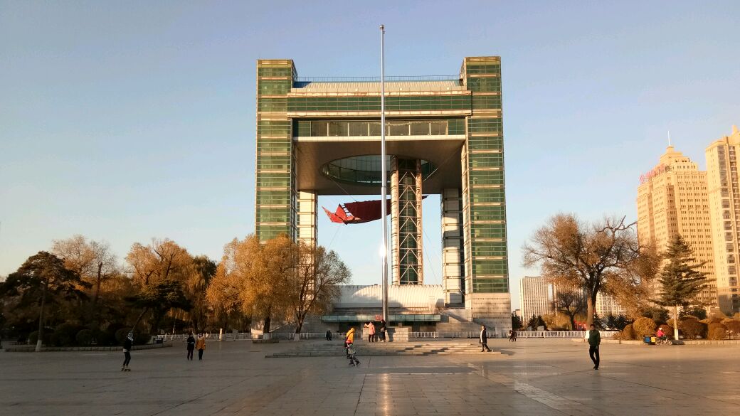 东北吉林世纪广场,是一座反映城市特色的风景园林