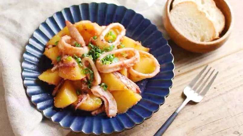 土豆炒鱿鱼,加点鲜美的食材,简单的煸炒一下,下酒下饭特别好