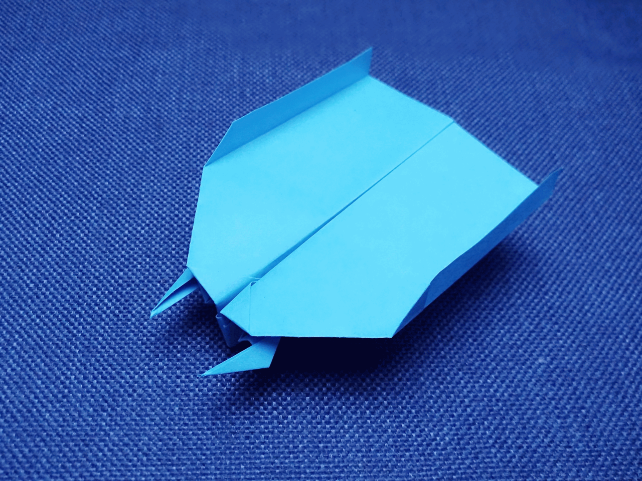 飞很远的滑翔机折纸 02:56 来源:未知-一款可以飞很远的战斗纸飞机