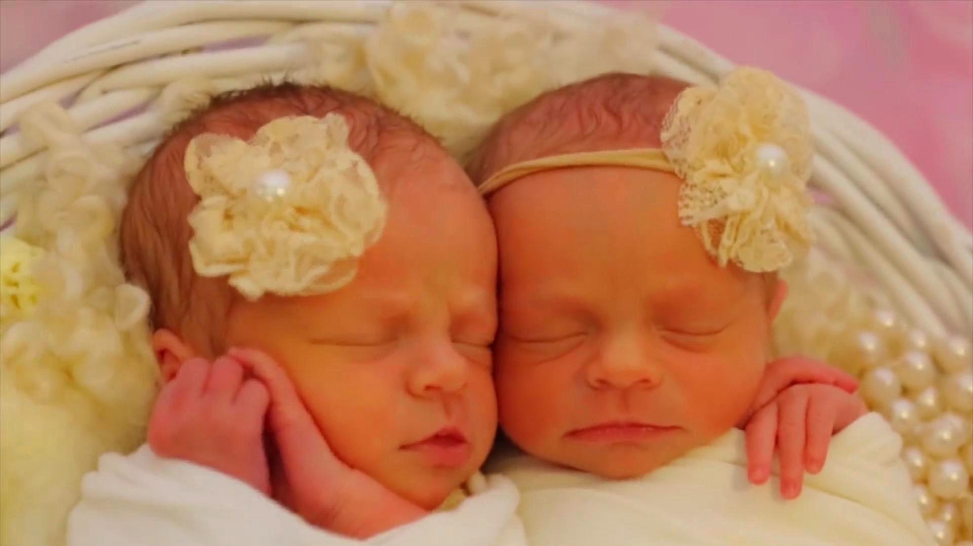 一连串奇妙巧合！ 双胞胎姐妹生日当天一起诞下女儿 | 同一天 | 新唐人中文电视台在线